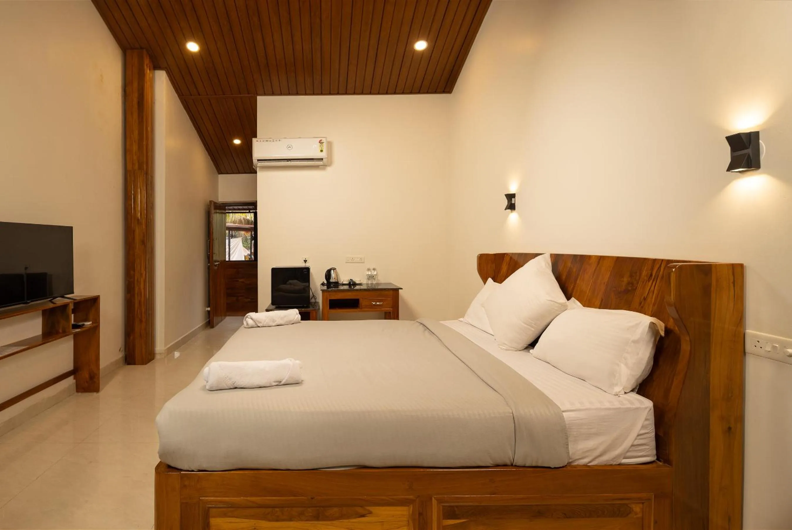 Bed in Crystall Goa Emerald Edition