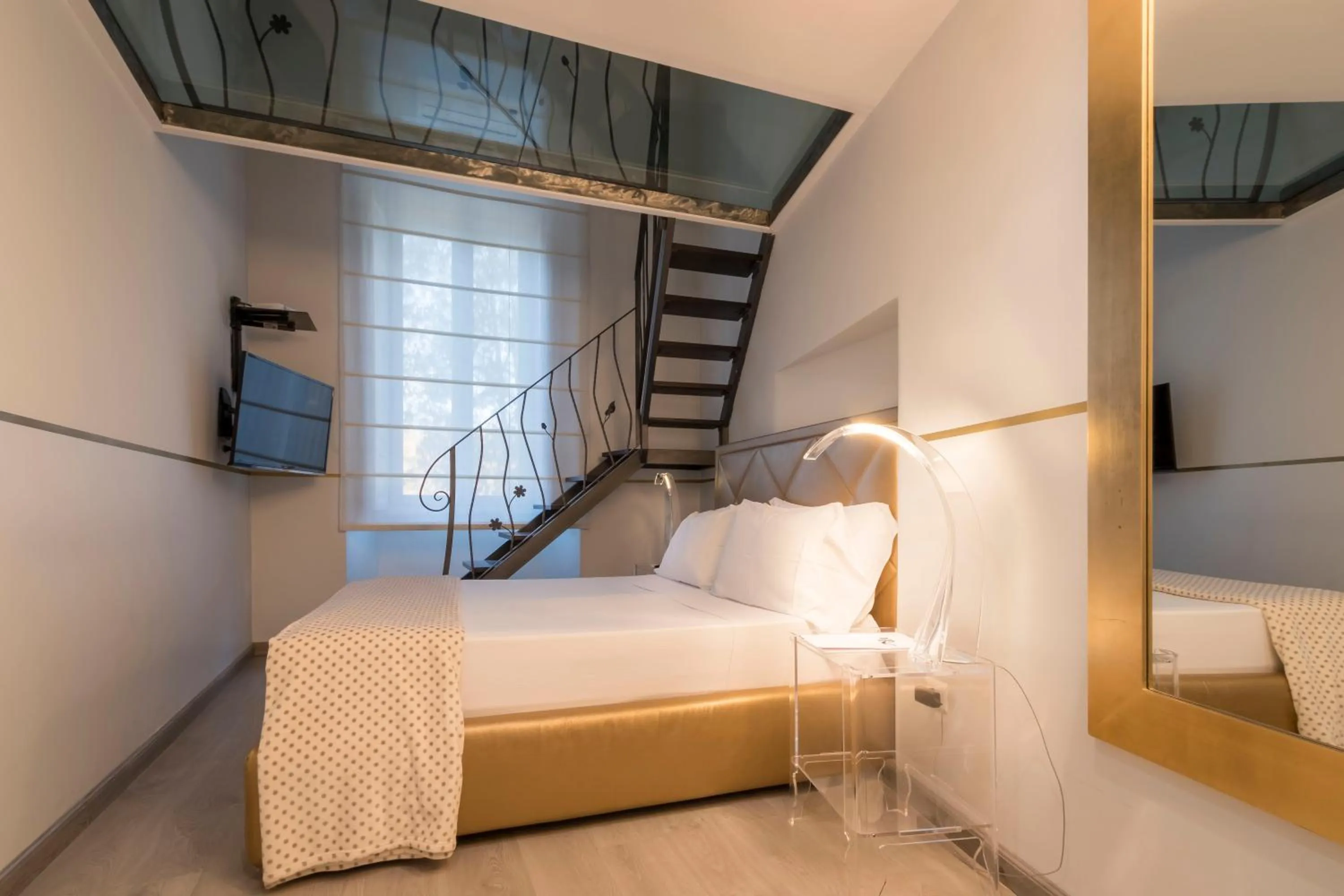 Photo of the whole room, Bed in Luxury on the River