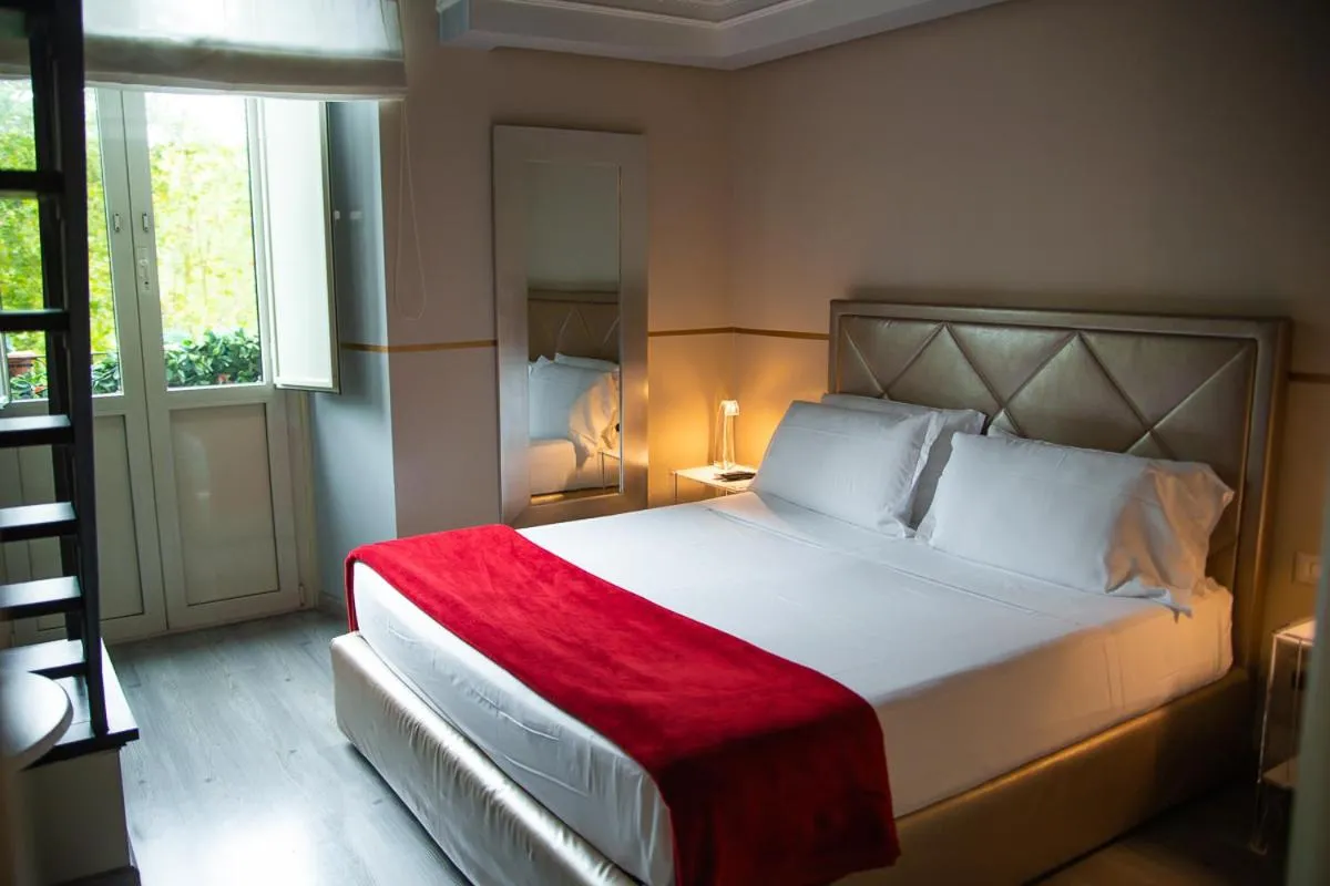 Photo of the whole room, Bed in Luxury on the River