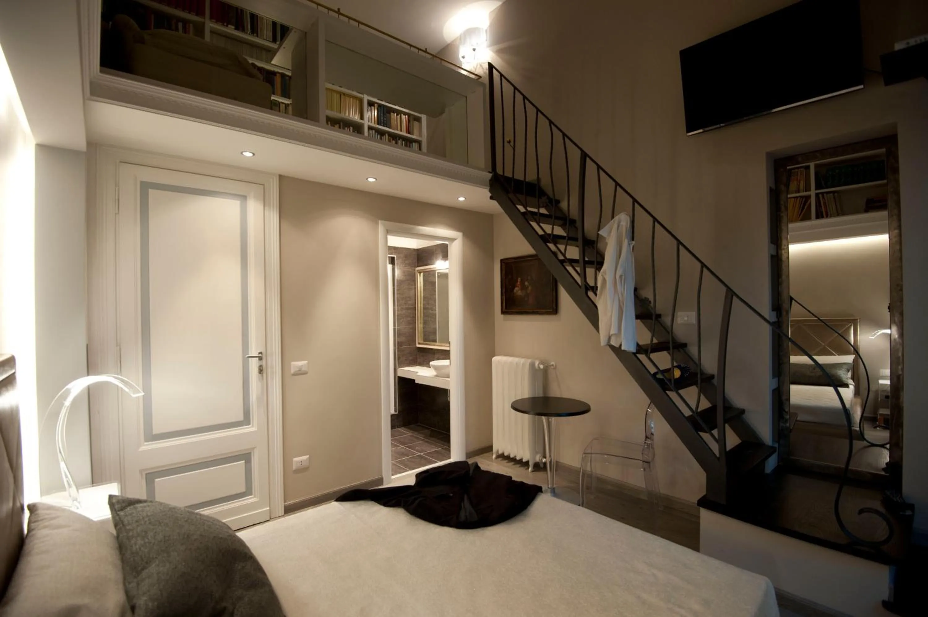 Bedroom, Bed in Luxury on the River