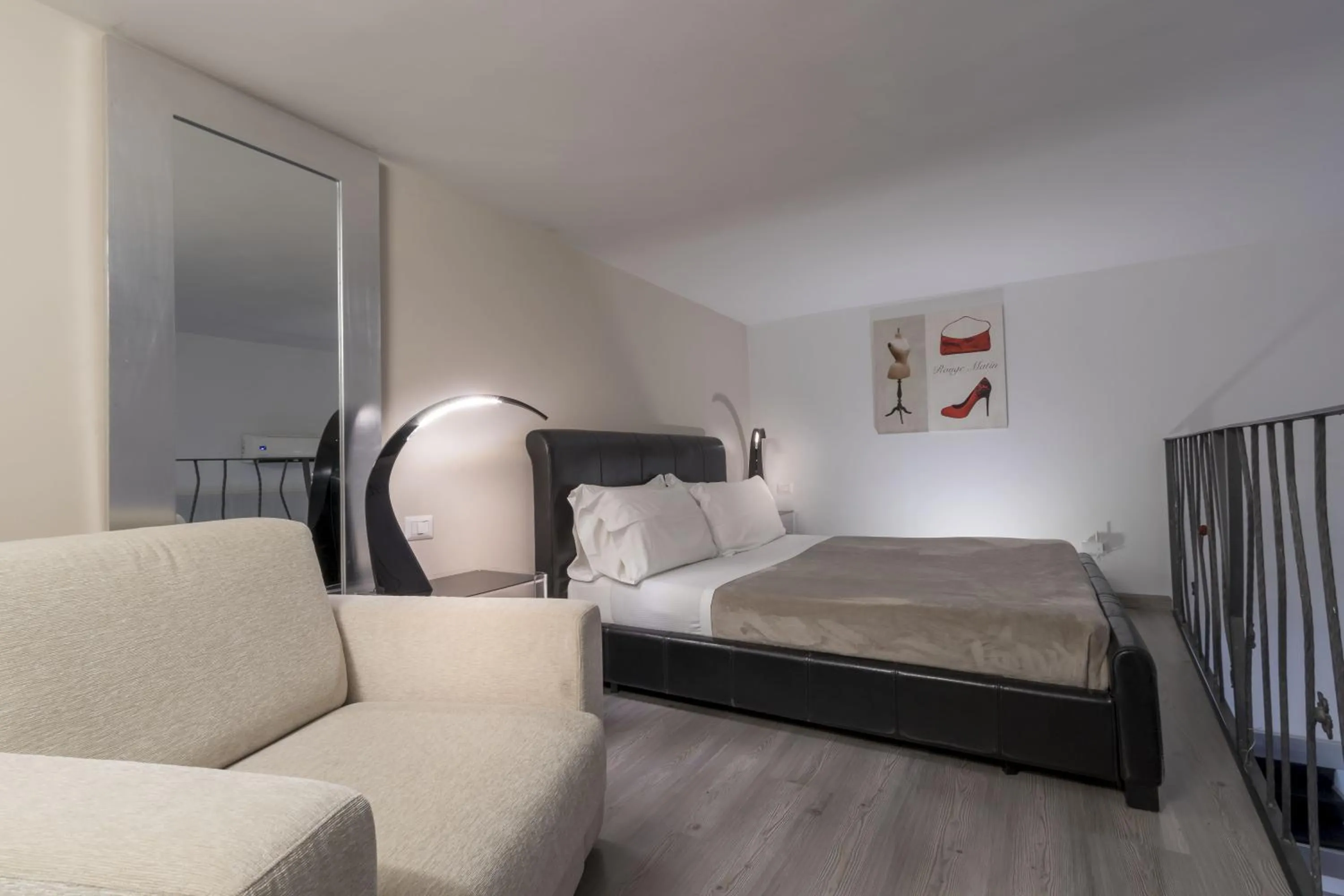 Photo of the whole room, Bed in Luxury on the River