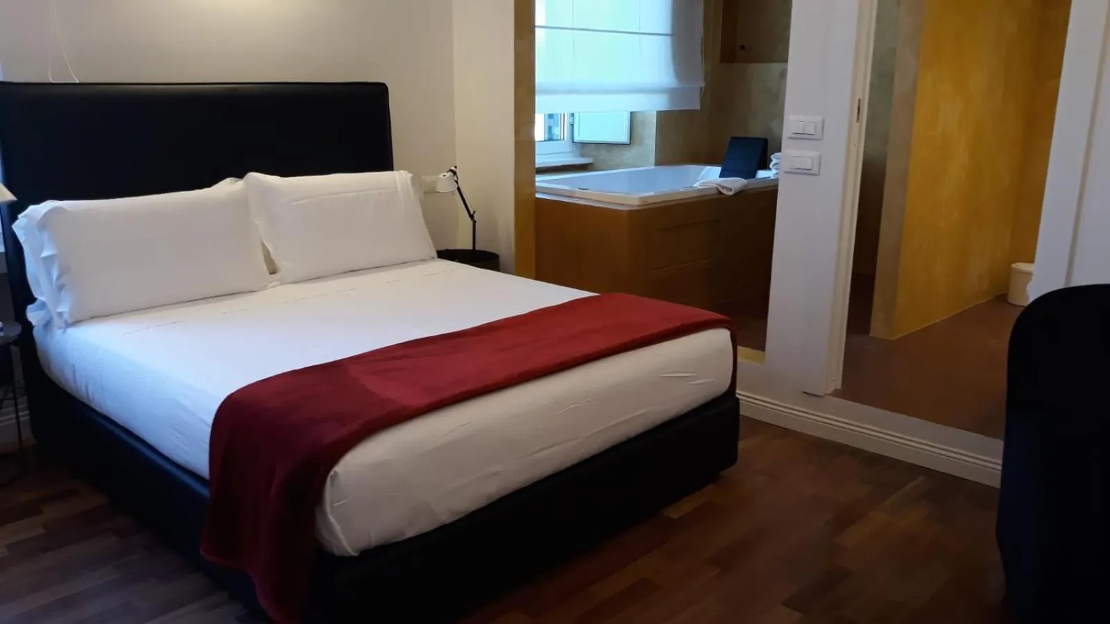 Photo of the whole room, Bed in Luxury on the River