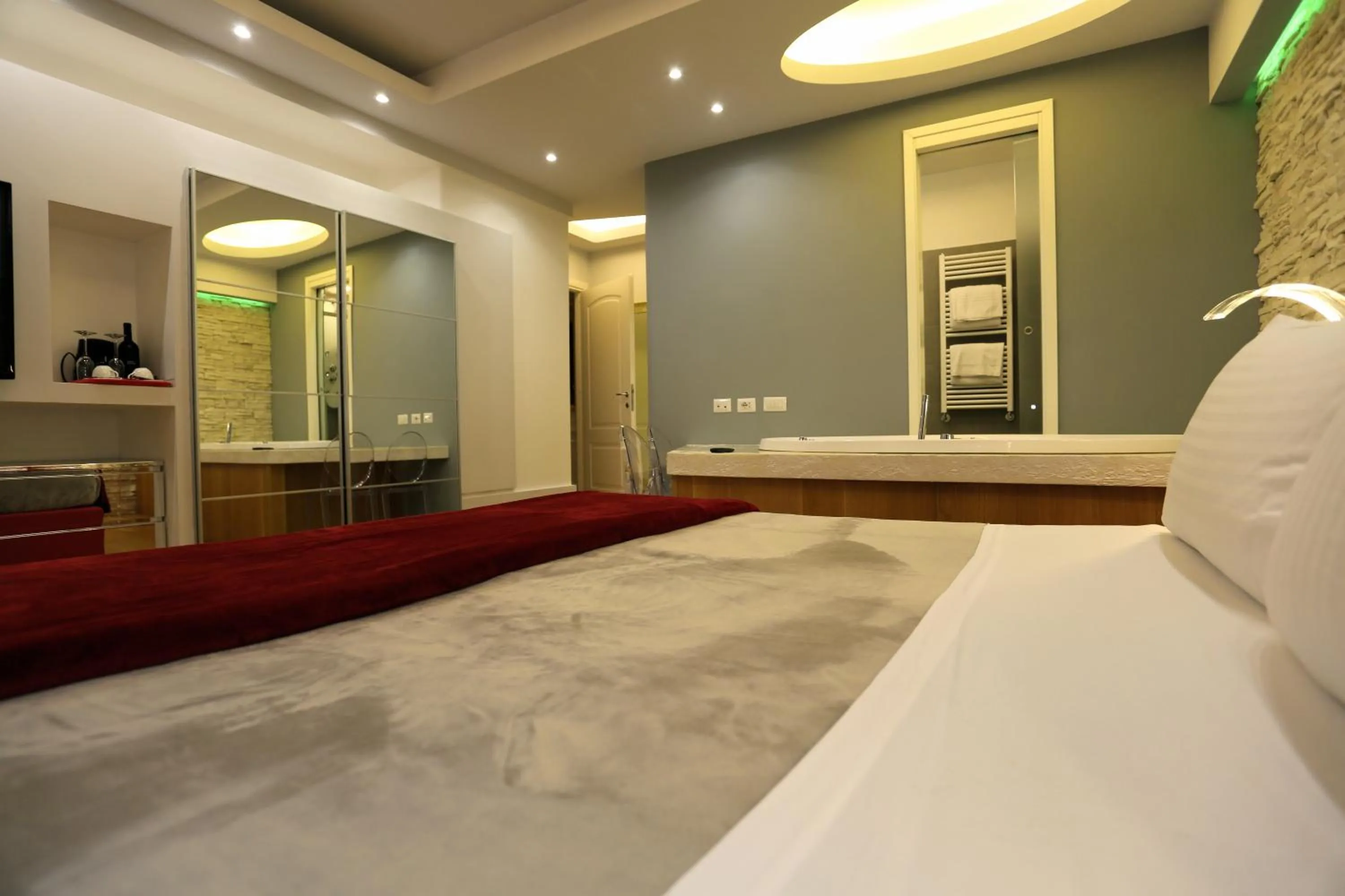 Photo of the whole room, Bed in Luxury on the River