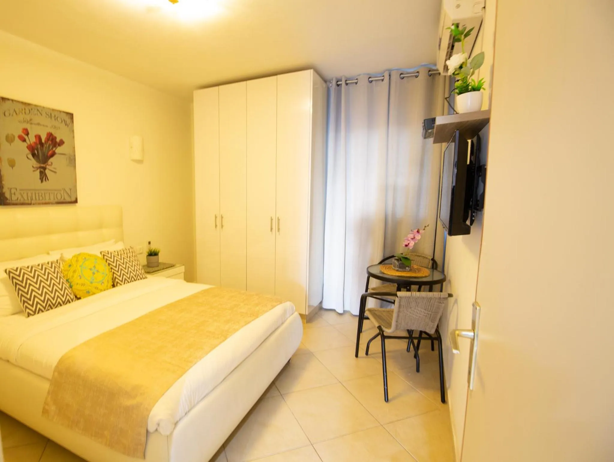 Photo of the whole room, Bed in Dira BaLev