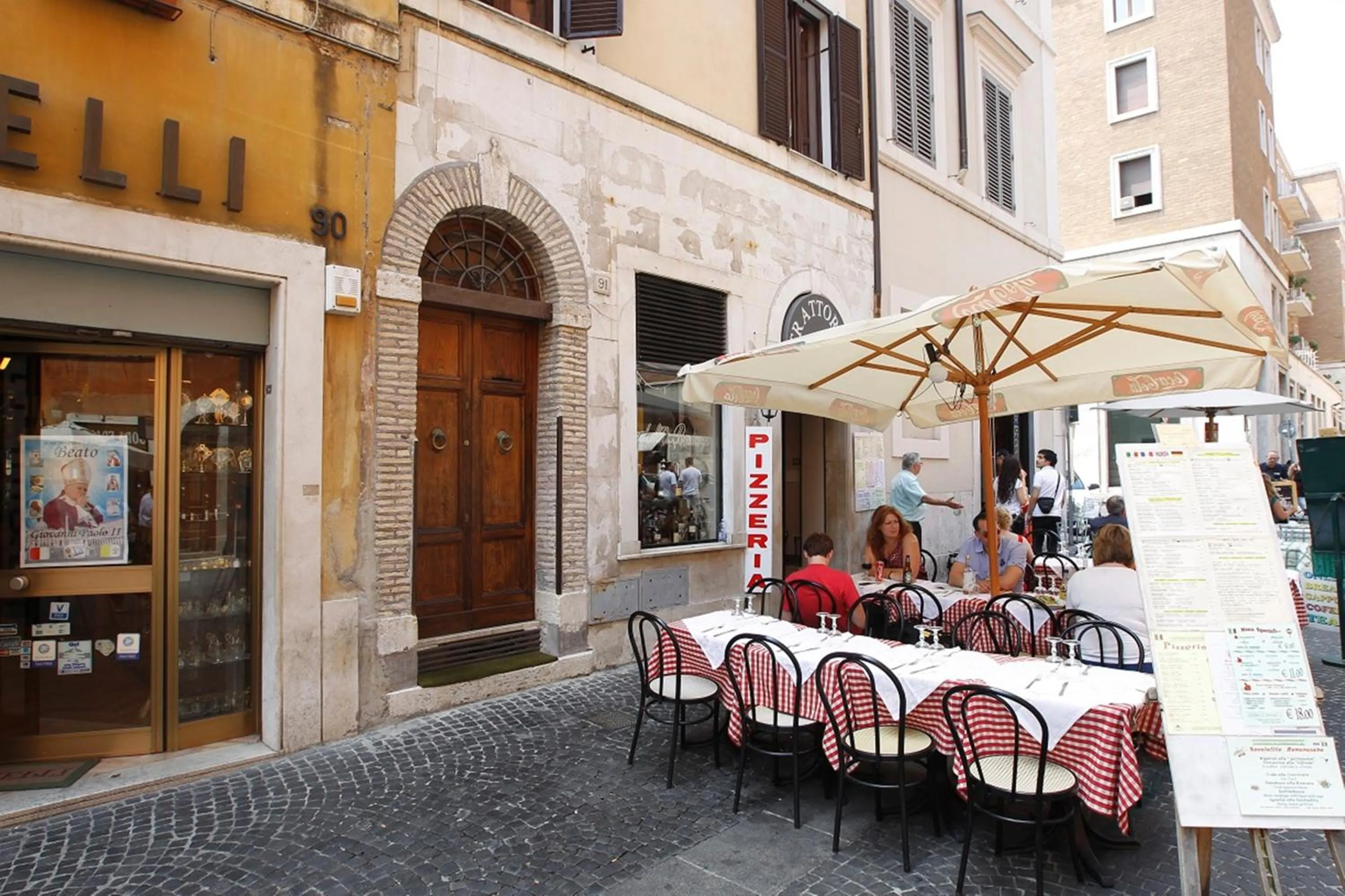 Facade/entrance in Borgo Pio 91