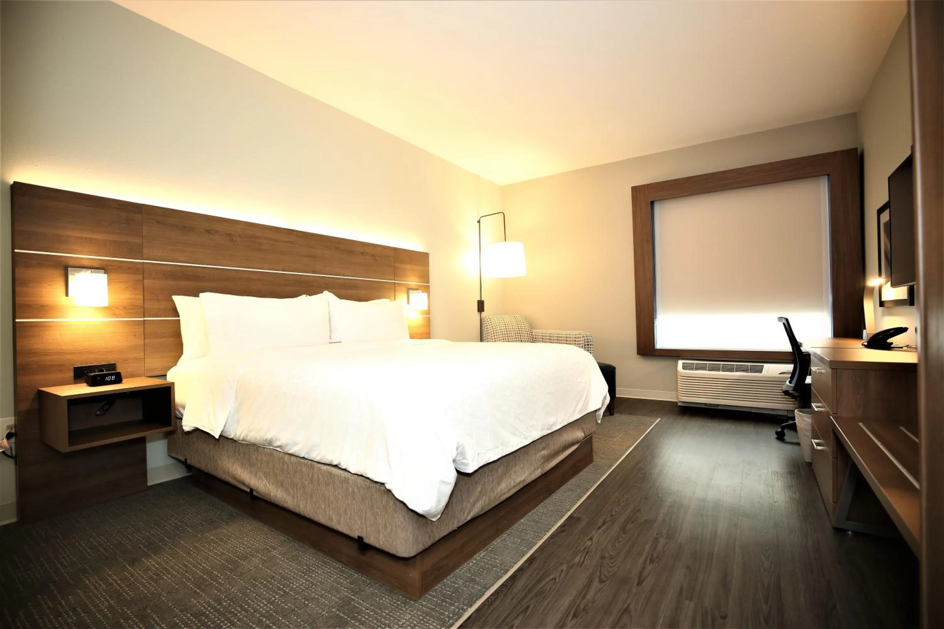 Photo of the whole room, Bed in Holiday Inn Express & Suites - Charlotte - South End by IHG