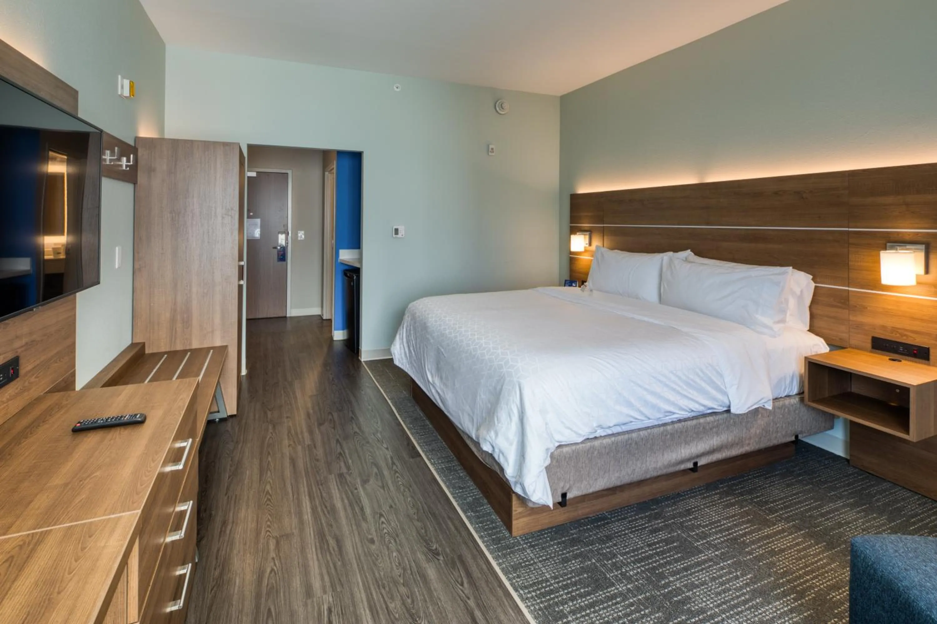 Photo of the whole room, Bed in Holiday Inn Express & Suites - Charlotte - South End by IHG