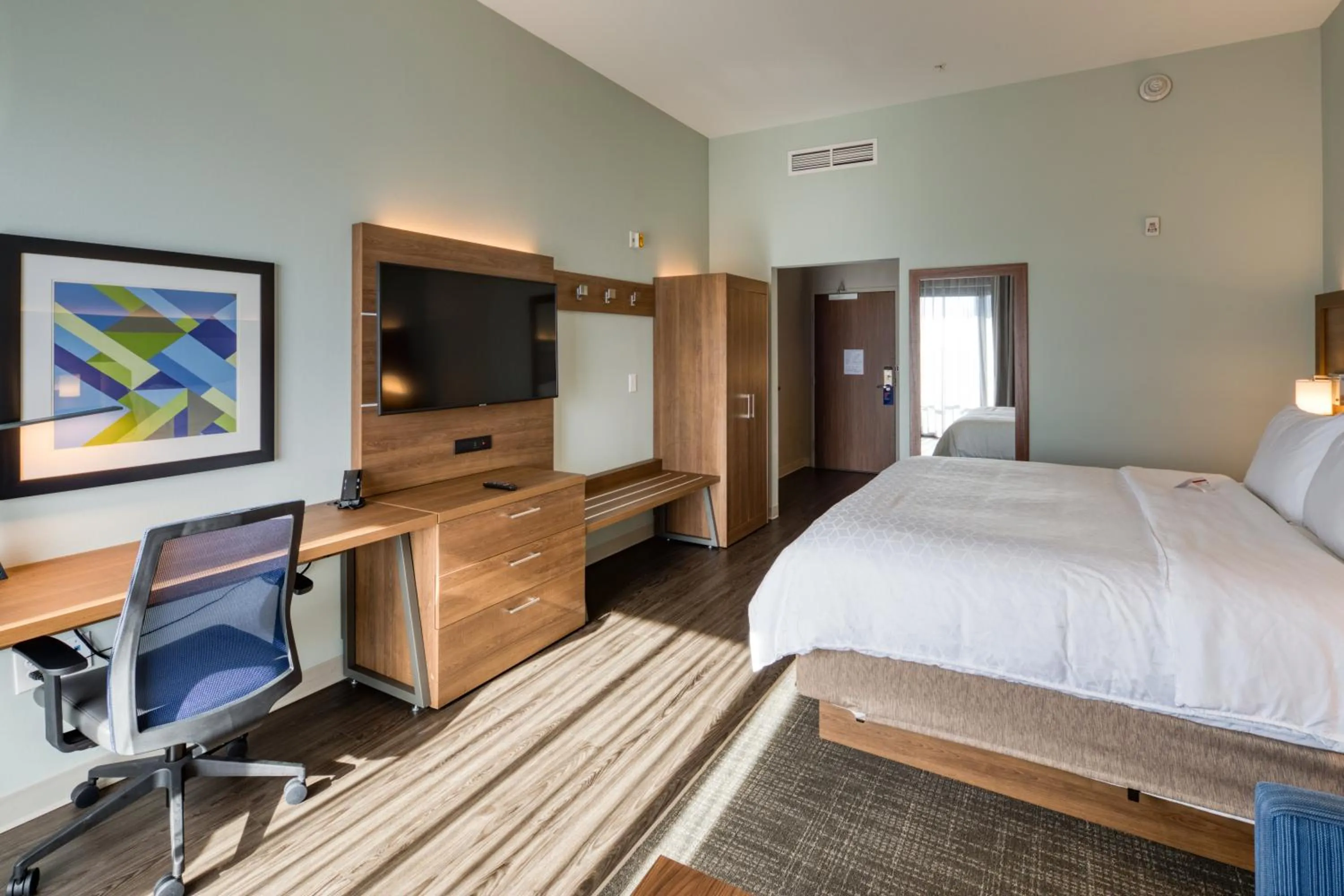 Photo of the whole room, Bed in Holiday Inn Express & Suites - Charlotte - South End by IHG