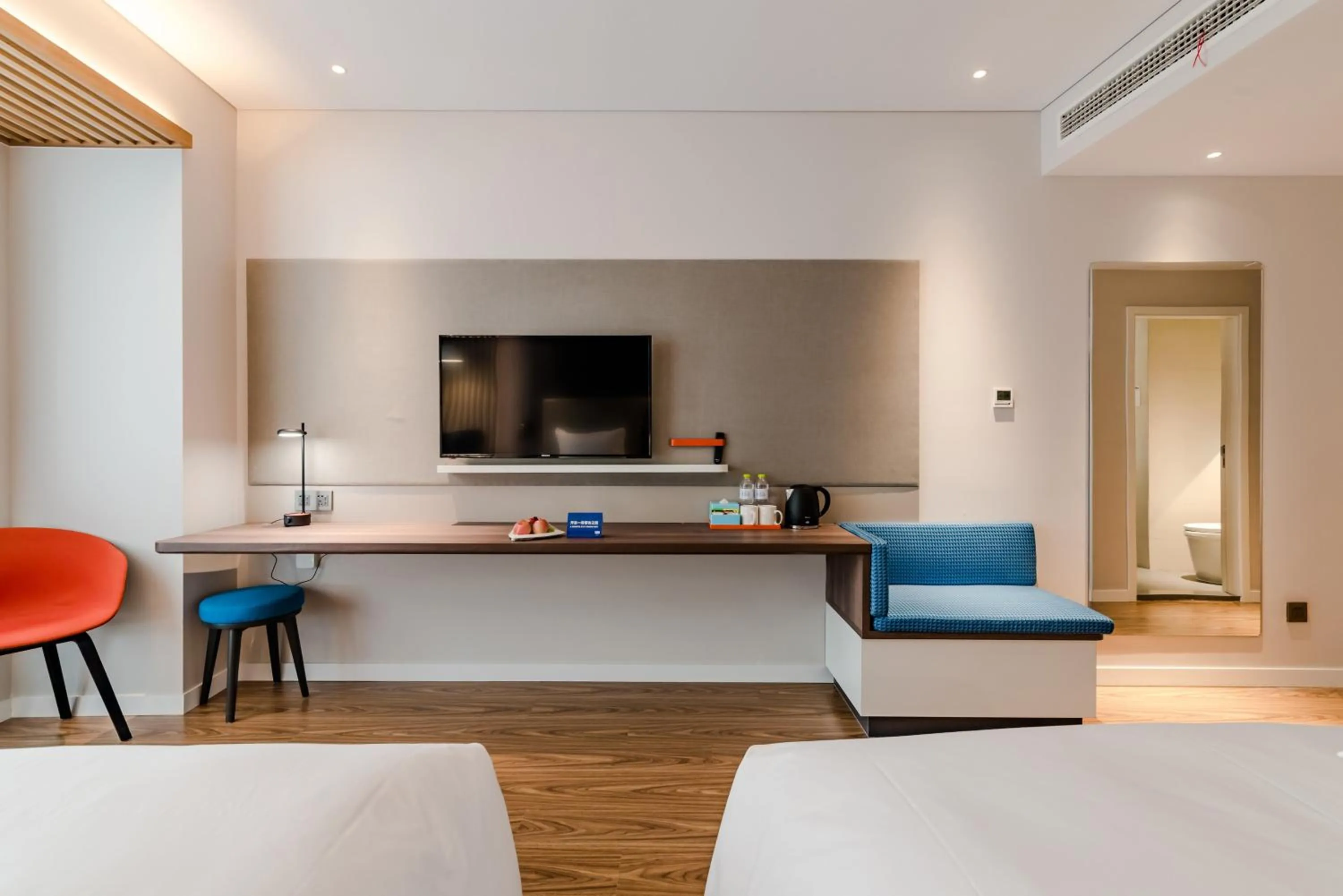 Photo of the whole room, Bed in Holiday Inn Express Taian City Center by IHG