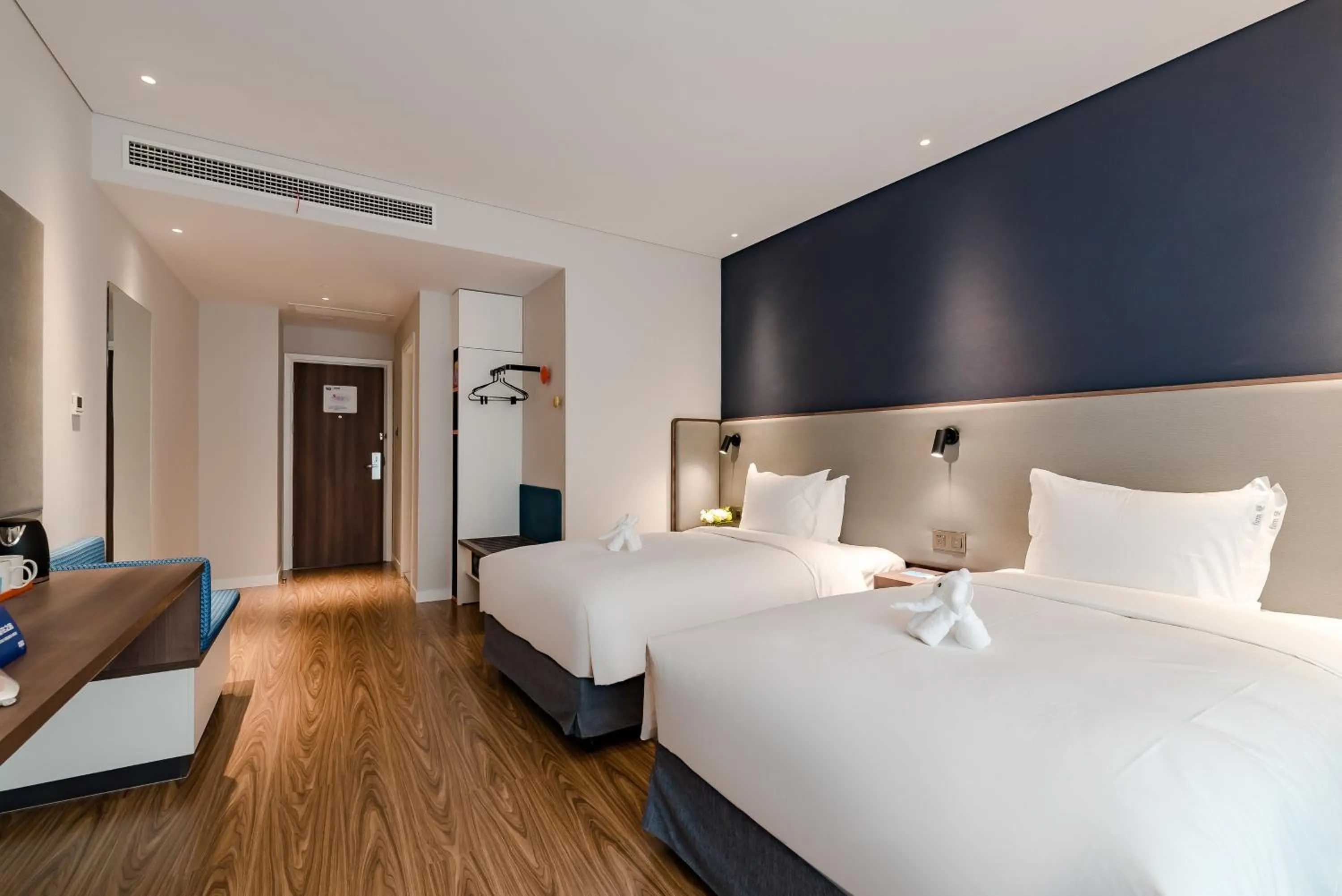 Photo of the whole room, Bed in Holiday Inn Express Taian City Center by IHG