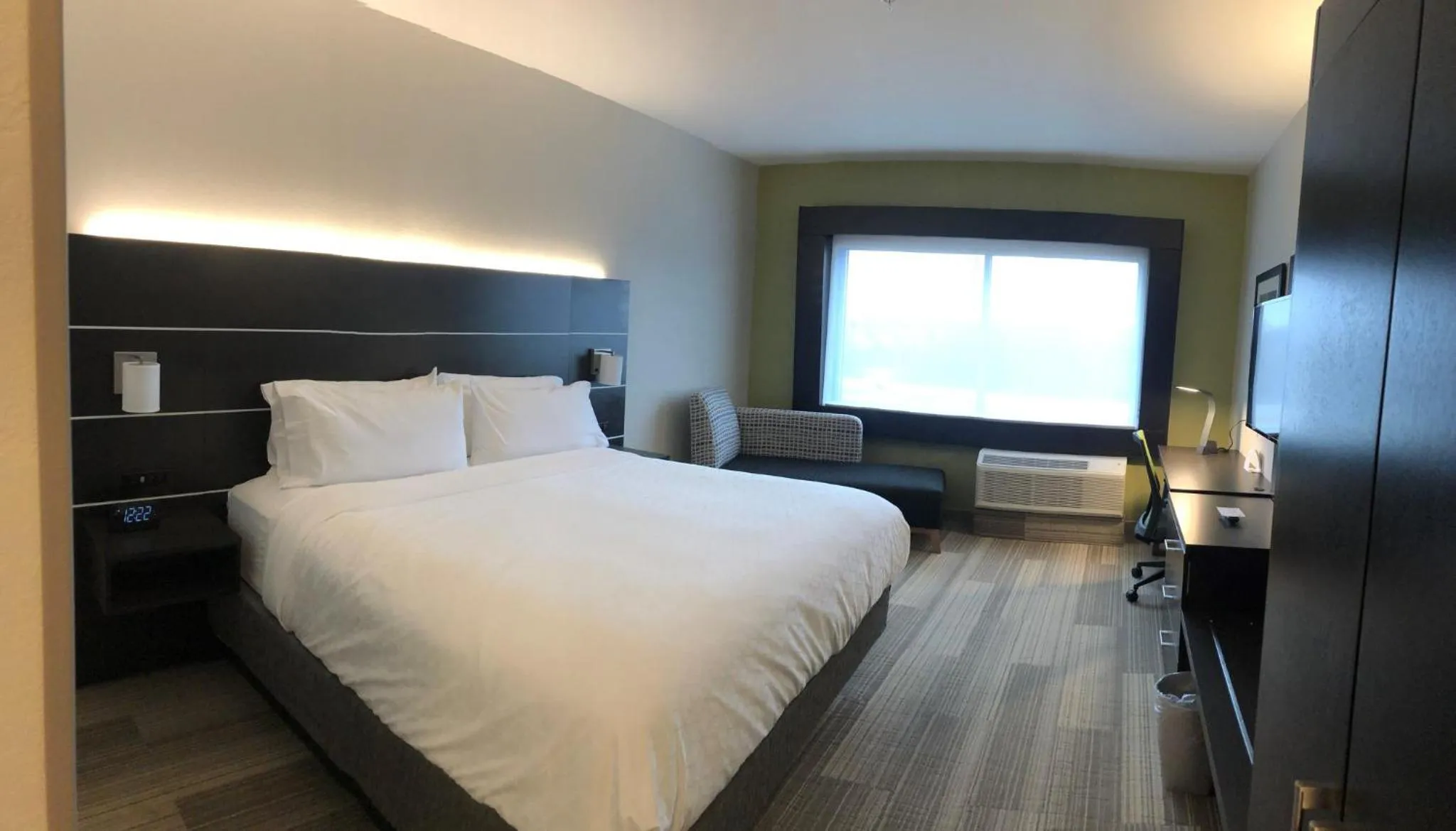 Photo of the whole room, Bed in Holiday Inn Express & Suites Warrensburg North by IHG