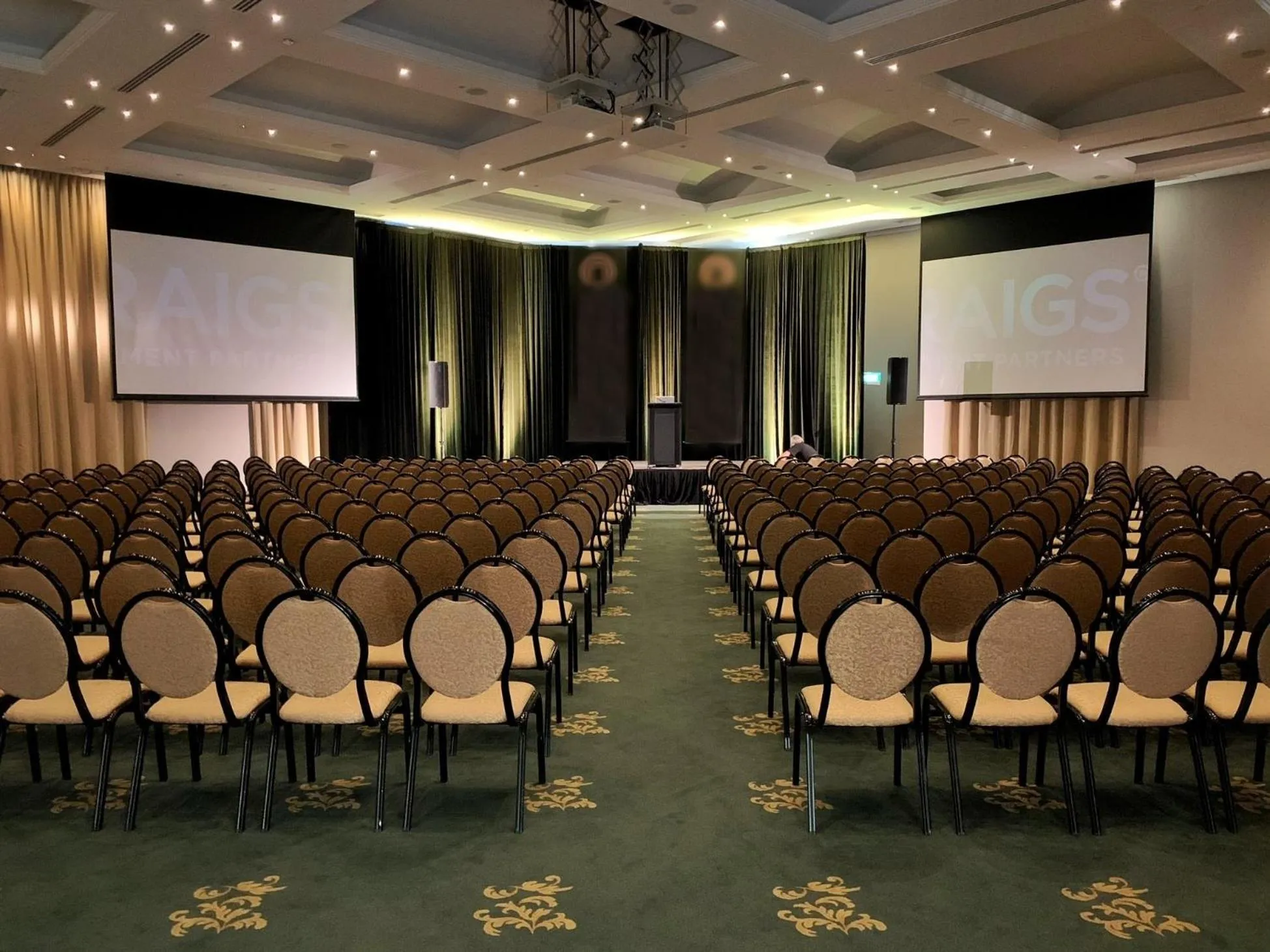 Food and drinks in Rutherford Hotel Nelson - A Heritage Hotel