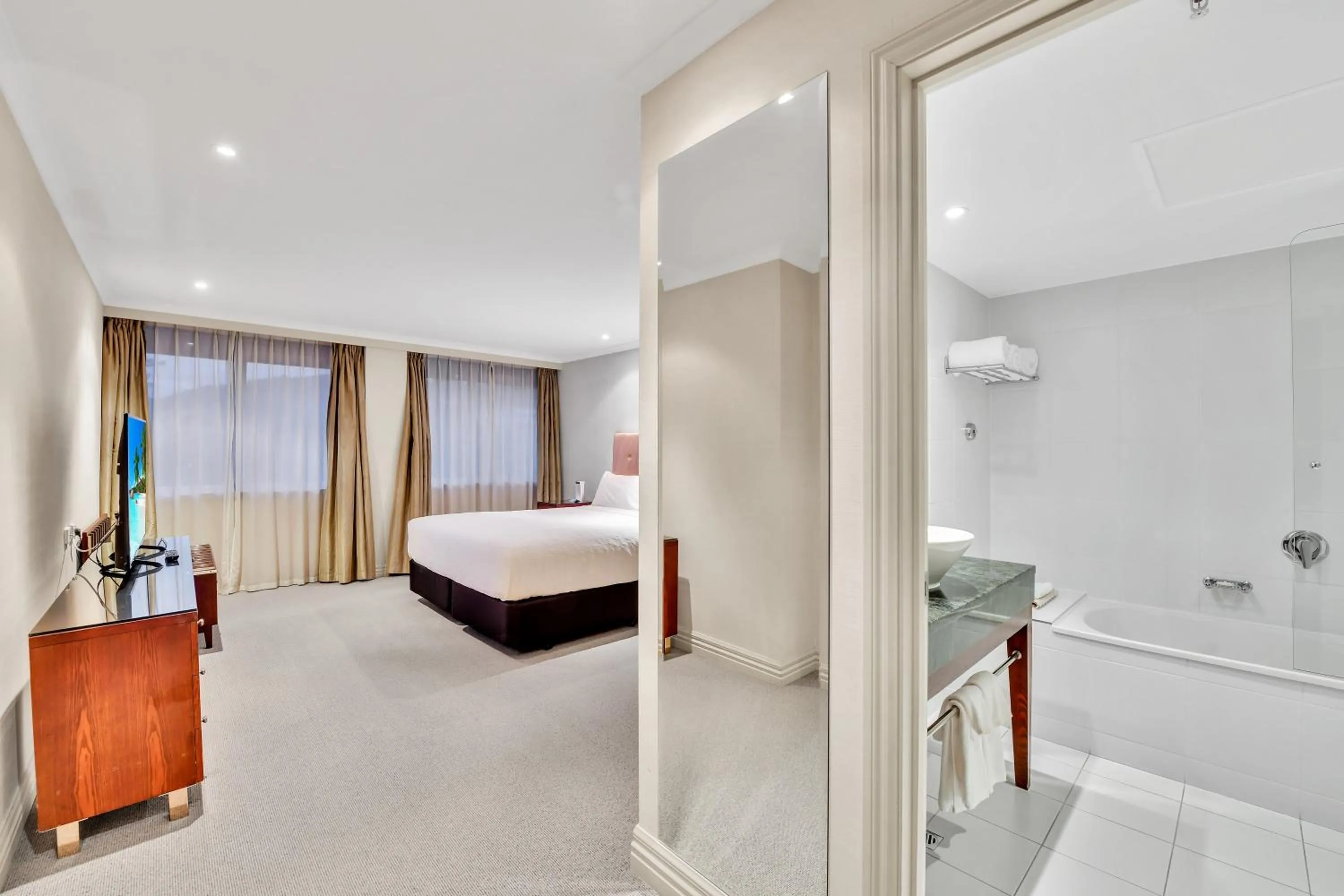 Shower, Bed in Rutherford Hotel Nelson - A Heritage Hotel