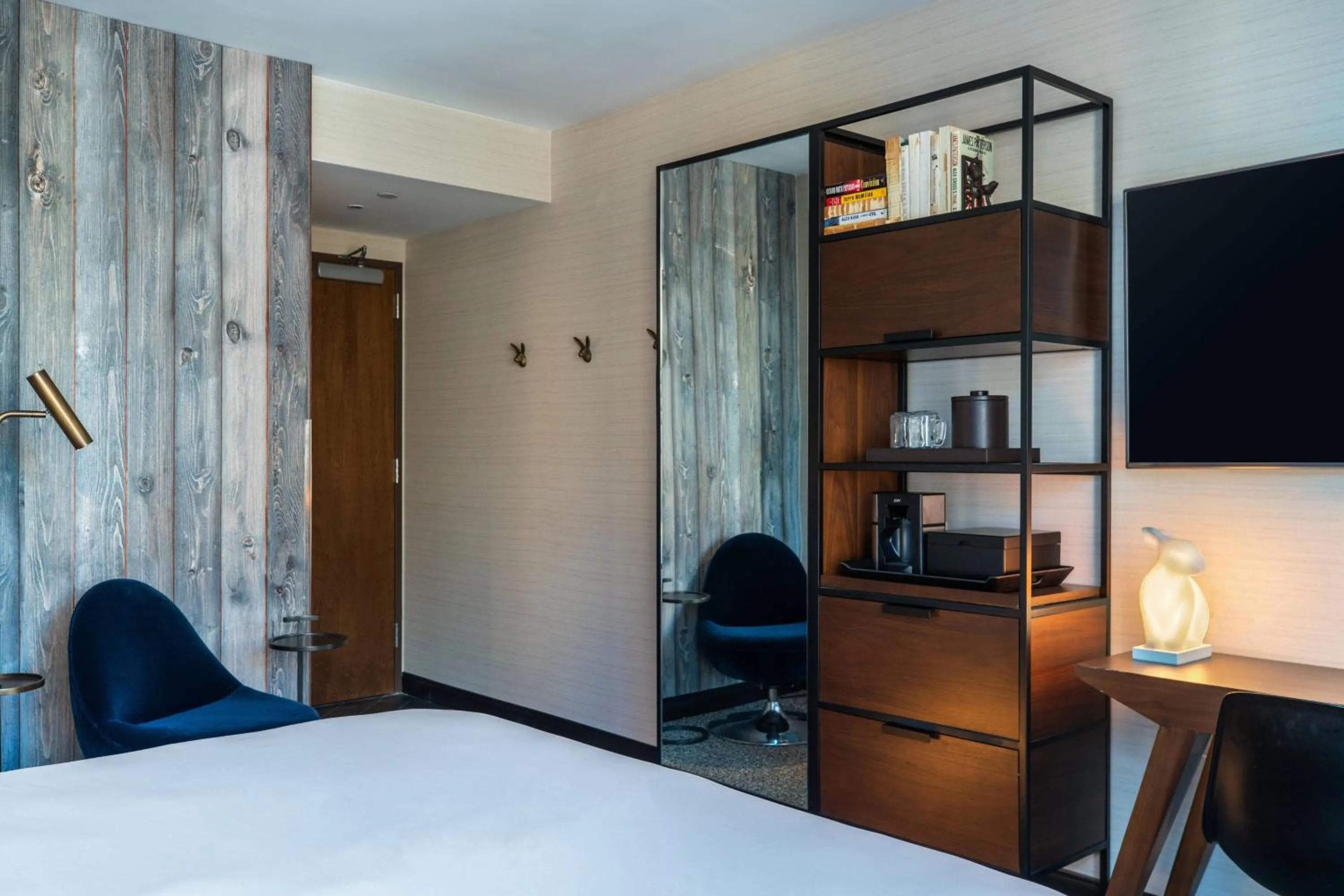 Photo of the whole room, Bed in Renaissance New York Chelsea Hotel