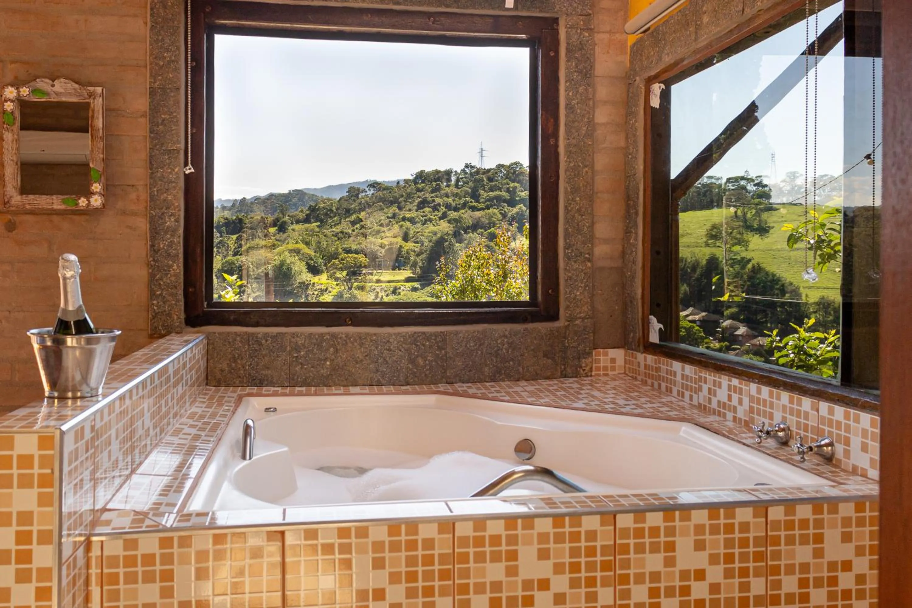 Hot Tub in Pousada Chalés São Francisco