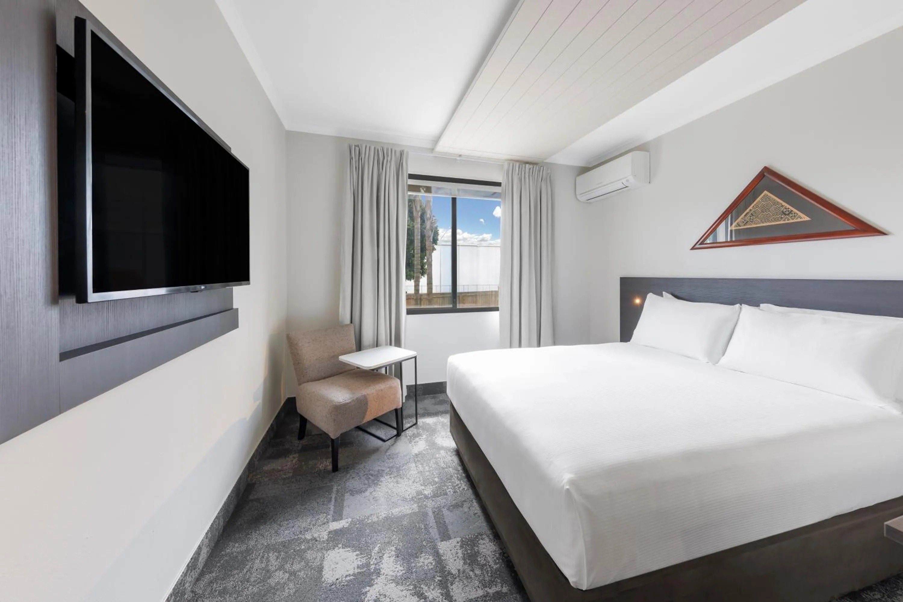 Bed in JetPark Auckland Airport Hotel