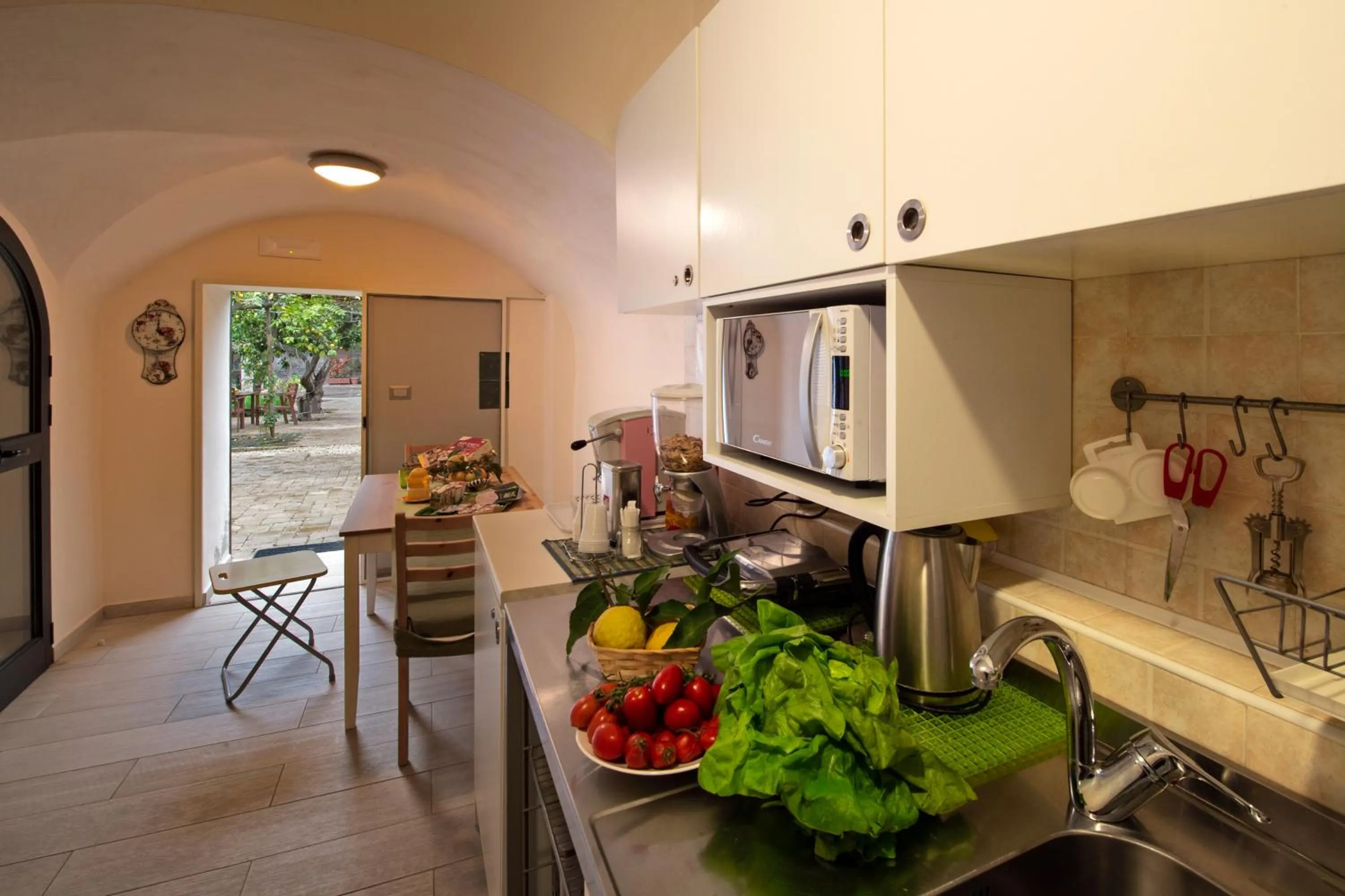 Kitchen or kitchenette in Il Giardino di Tonia - Oplontis Guest House - Bed & Garden -