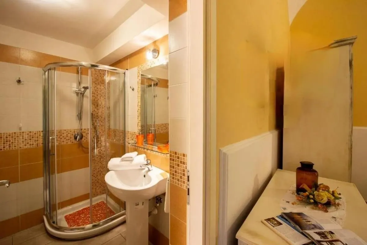 Shower in Il Giardino di Tonia - Oplontis Guest House - Bed & Garden -