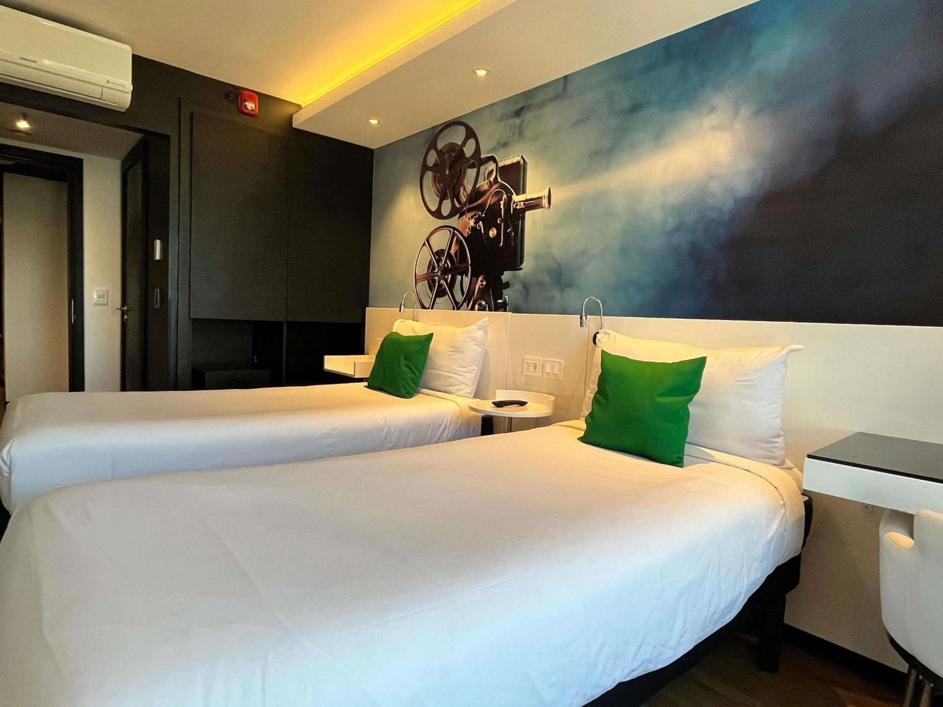 Bedroom, Bed in ibis Styles Montevideo Biarritz