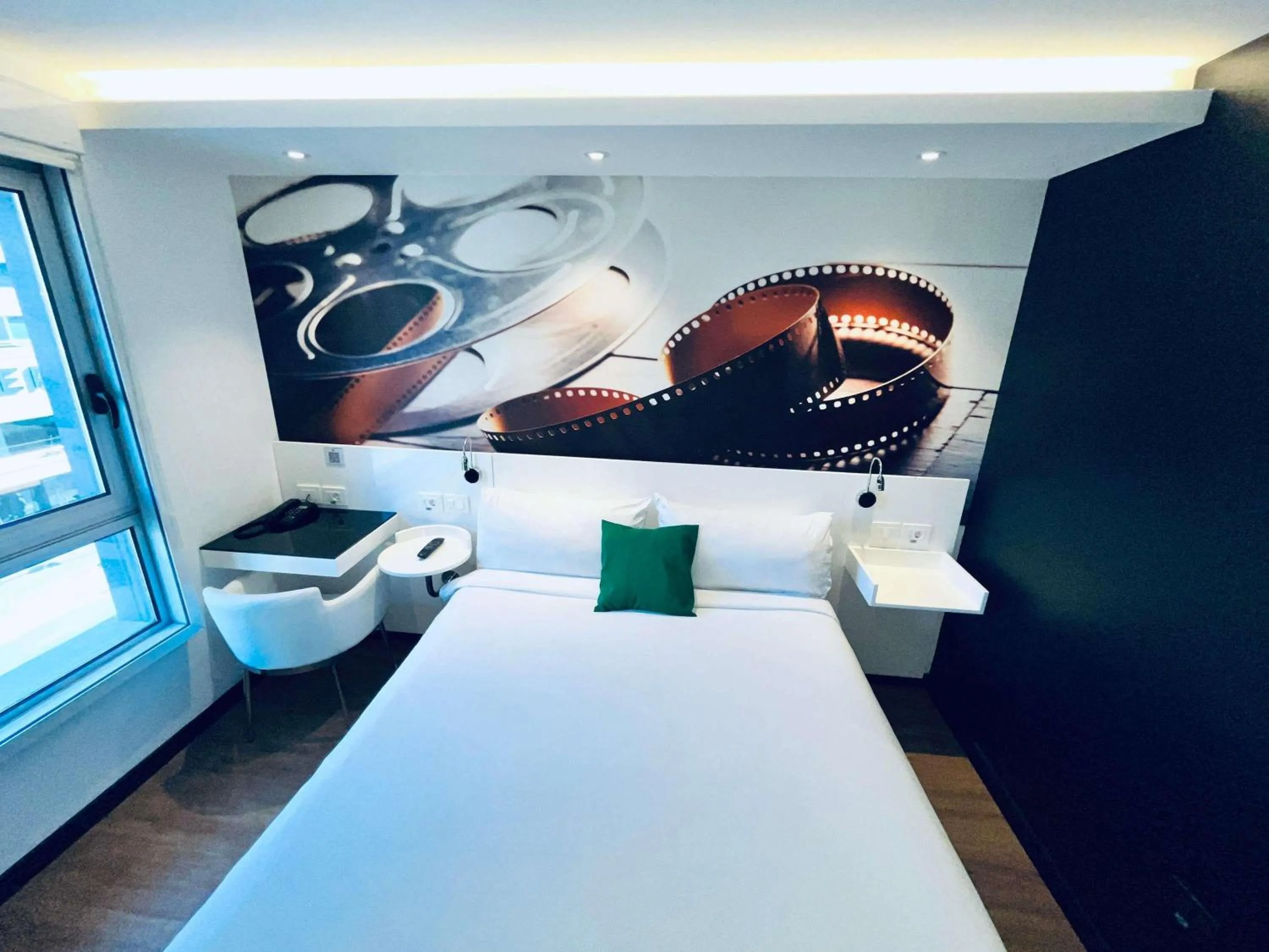 Photo of the whole room, Bed in ibis Styles Montevideo Biarritz