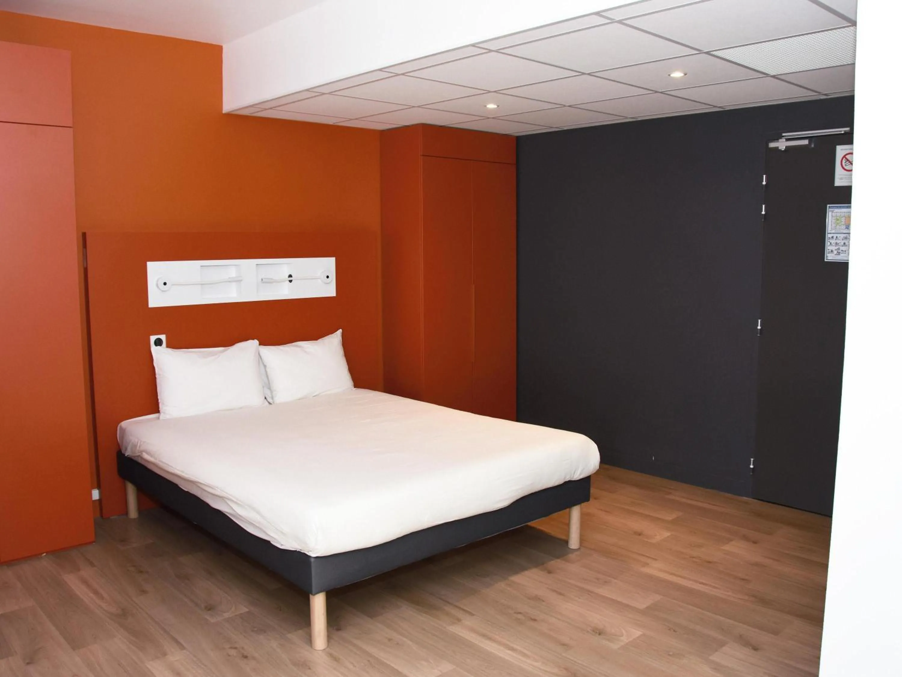 Bedroom, Bed in ibis budget Langres