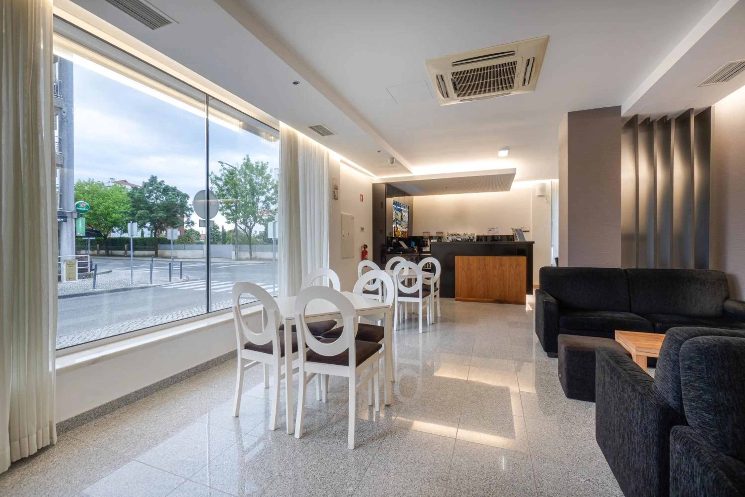 Lounge or bar in Hotel Azinheira by RIDAN Hotels