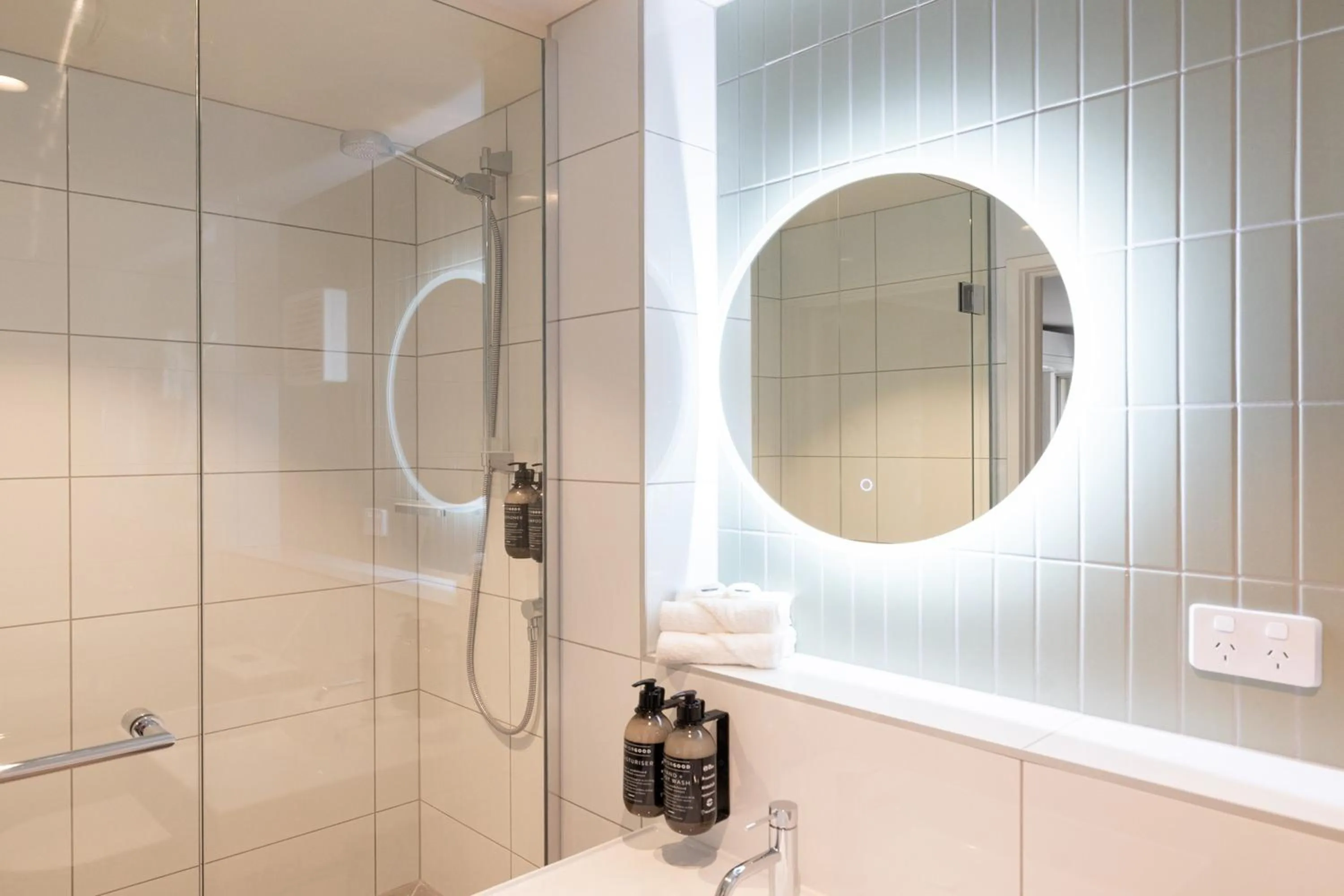 Bathroom in Auckland Rose Park Hotel