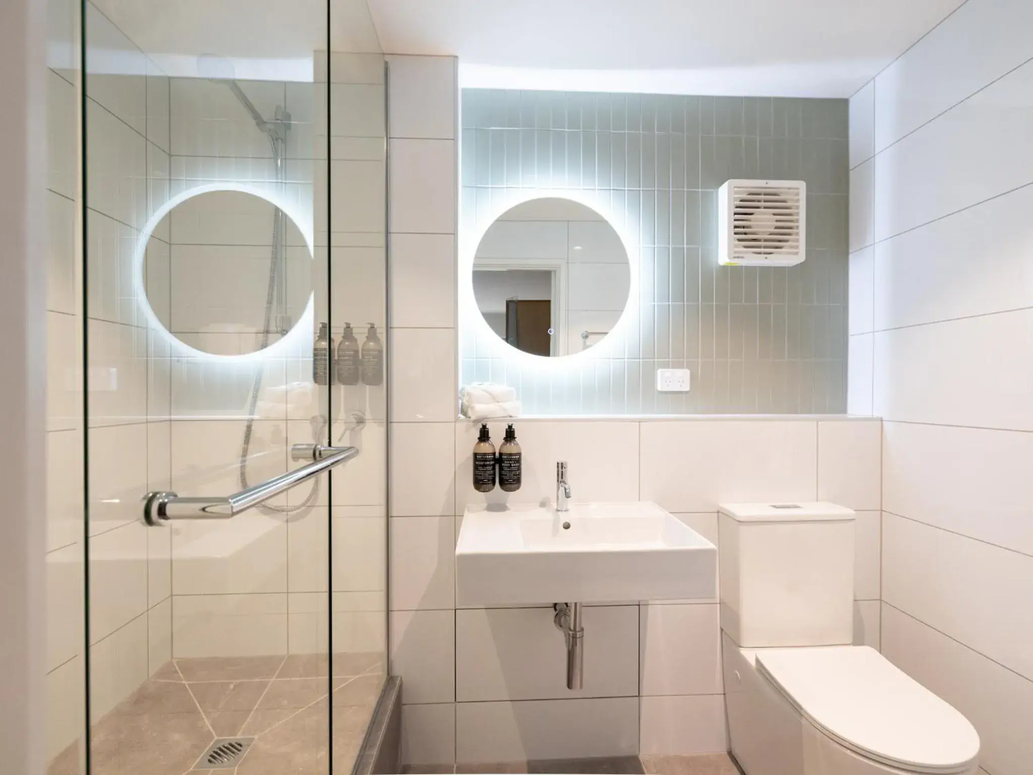 Standard Queen - Garden View in Auckland Rose Park Hotel Standard Queen - Garden View in Auckland Rose Park Hotel