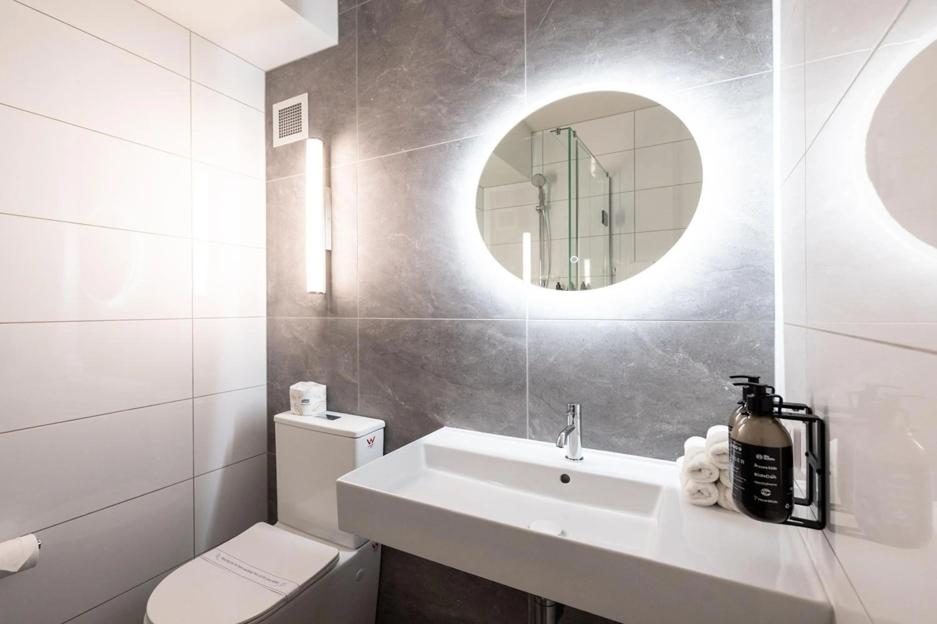 Bathroom in Auckland Rose Park Hotel