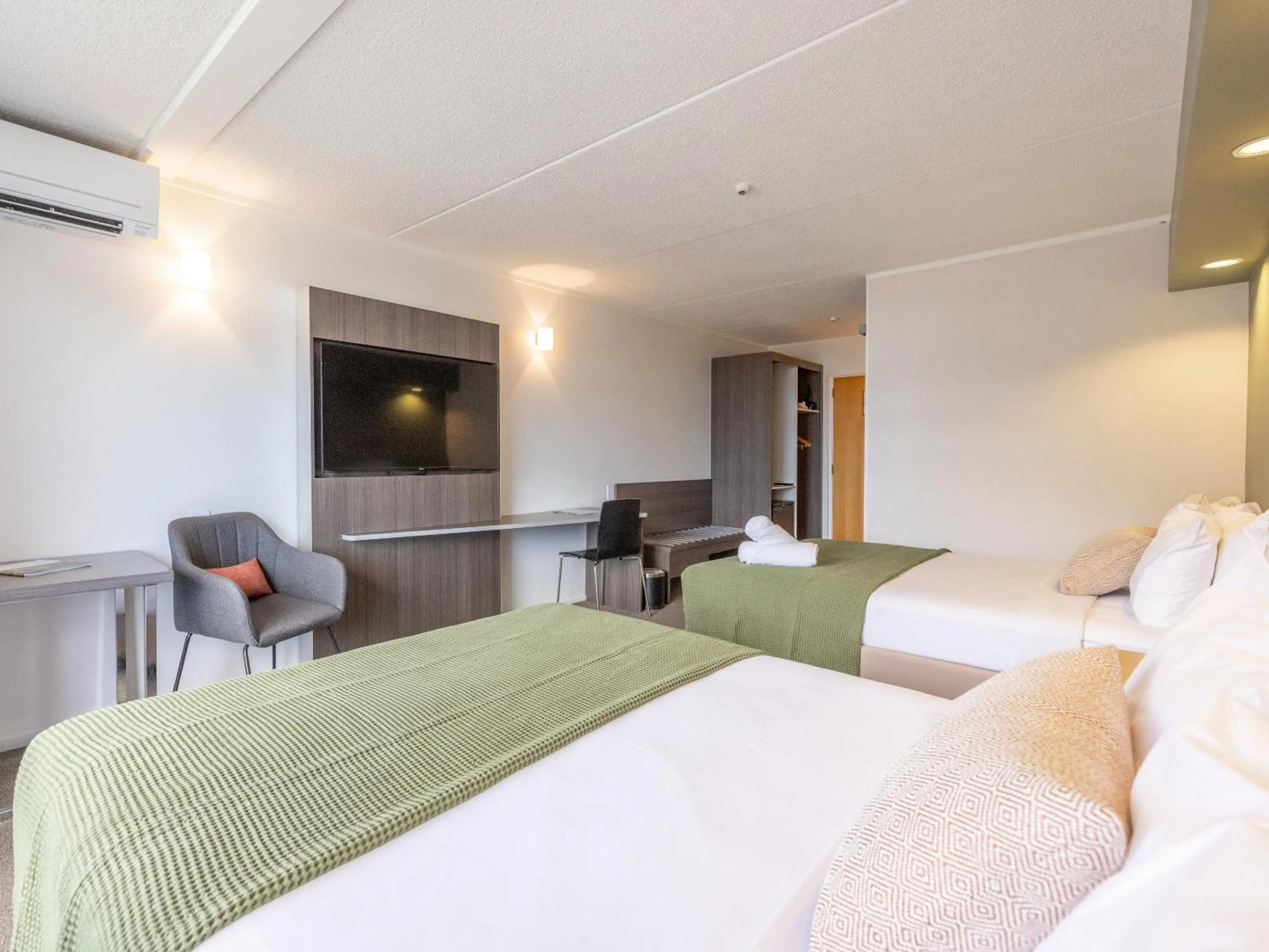 Superior Twin with Balcony in Auckland Rose Park Hotel