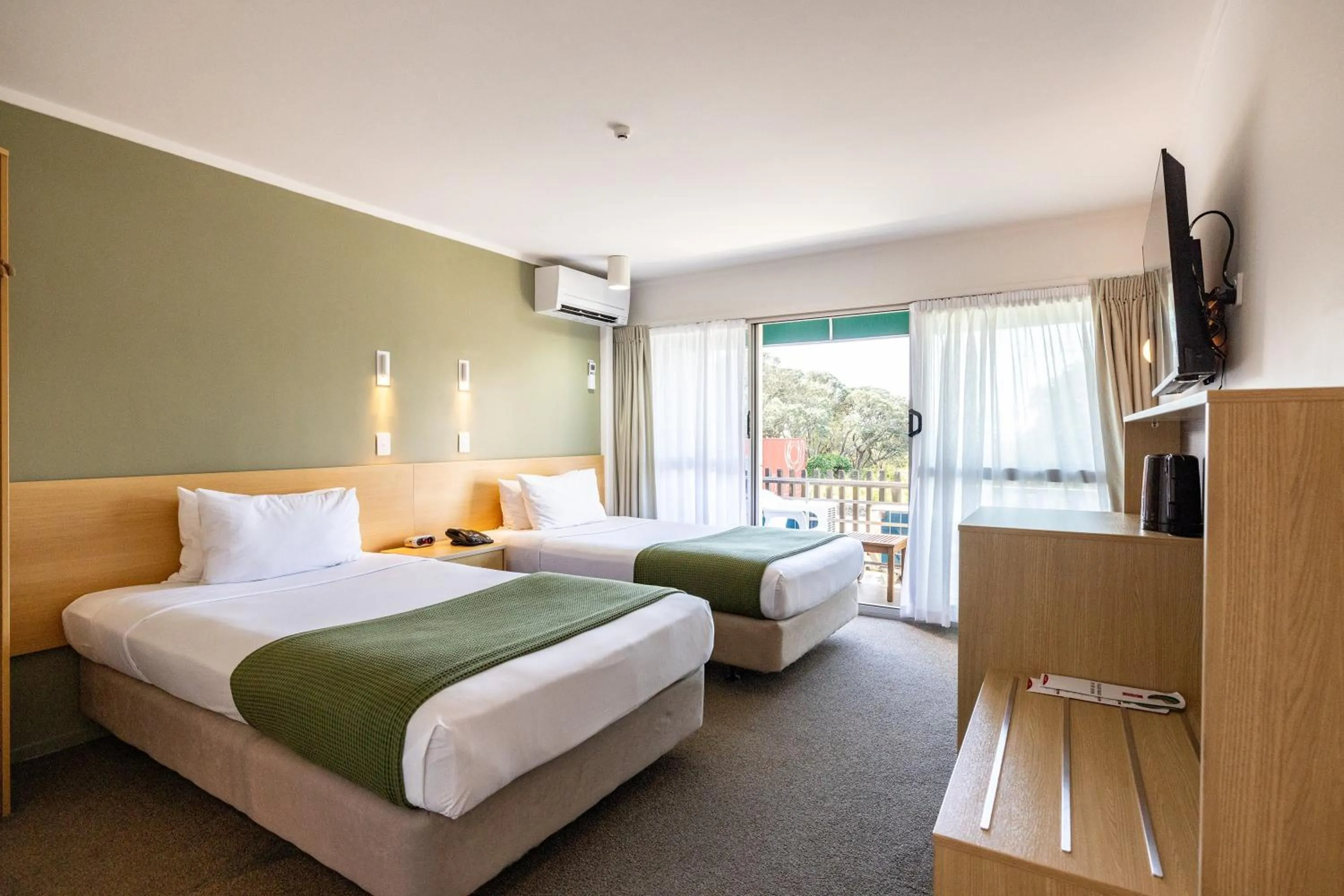 Bed in Auckland Rose Park Hotel