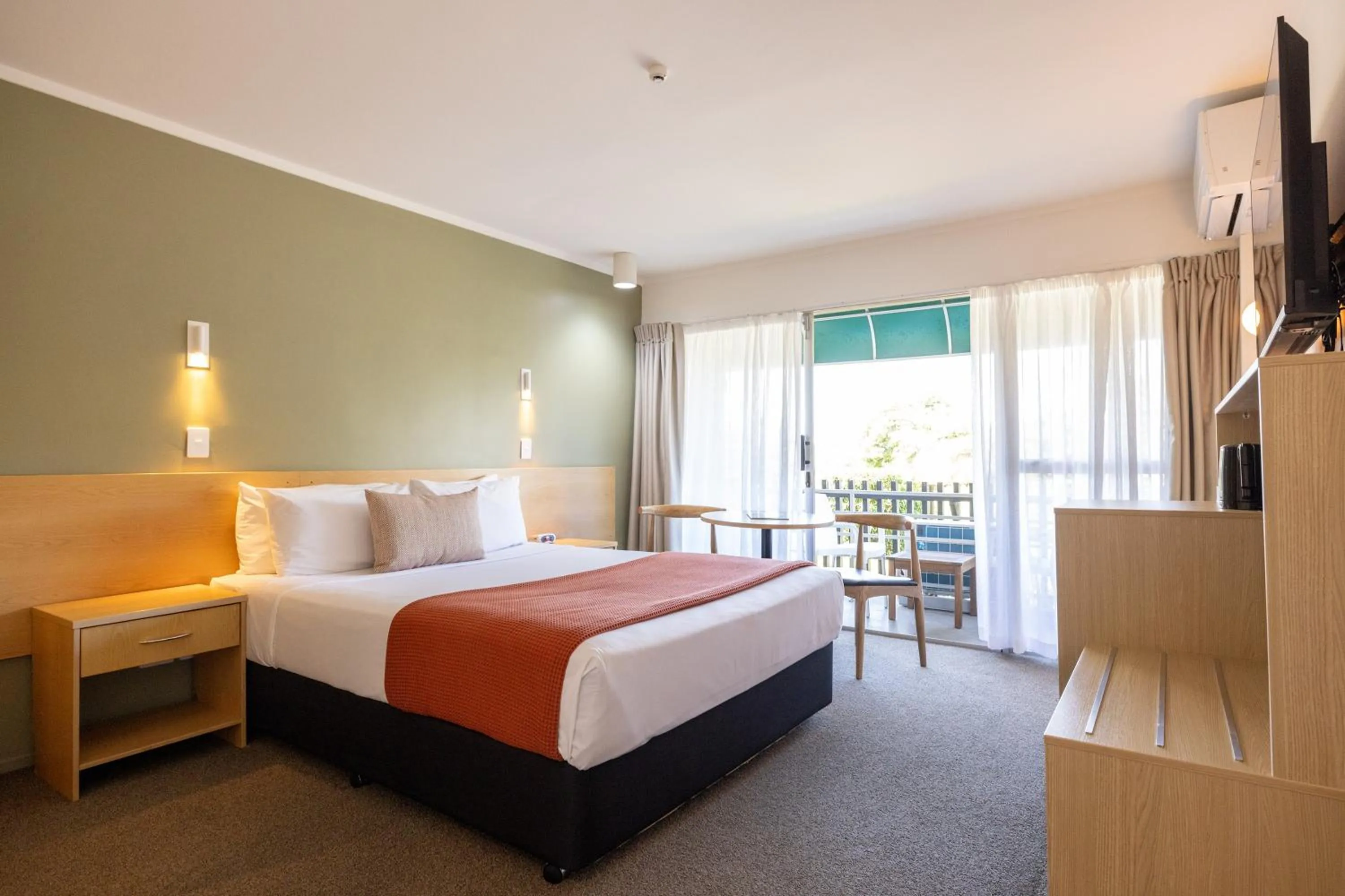 Bed in Auckland Rose Park Hotel