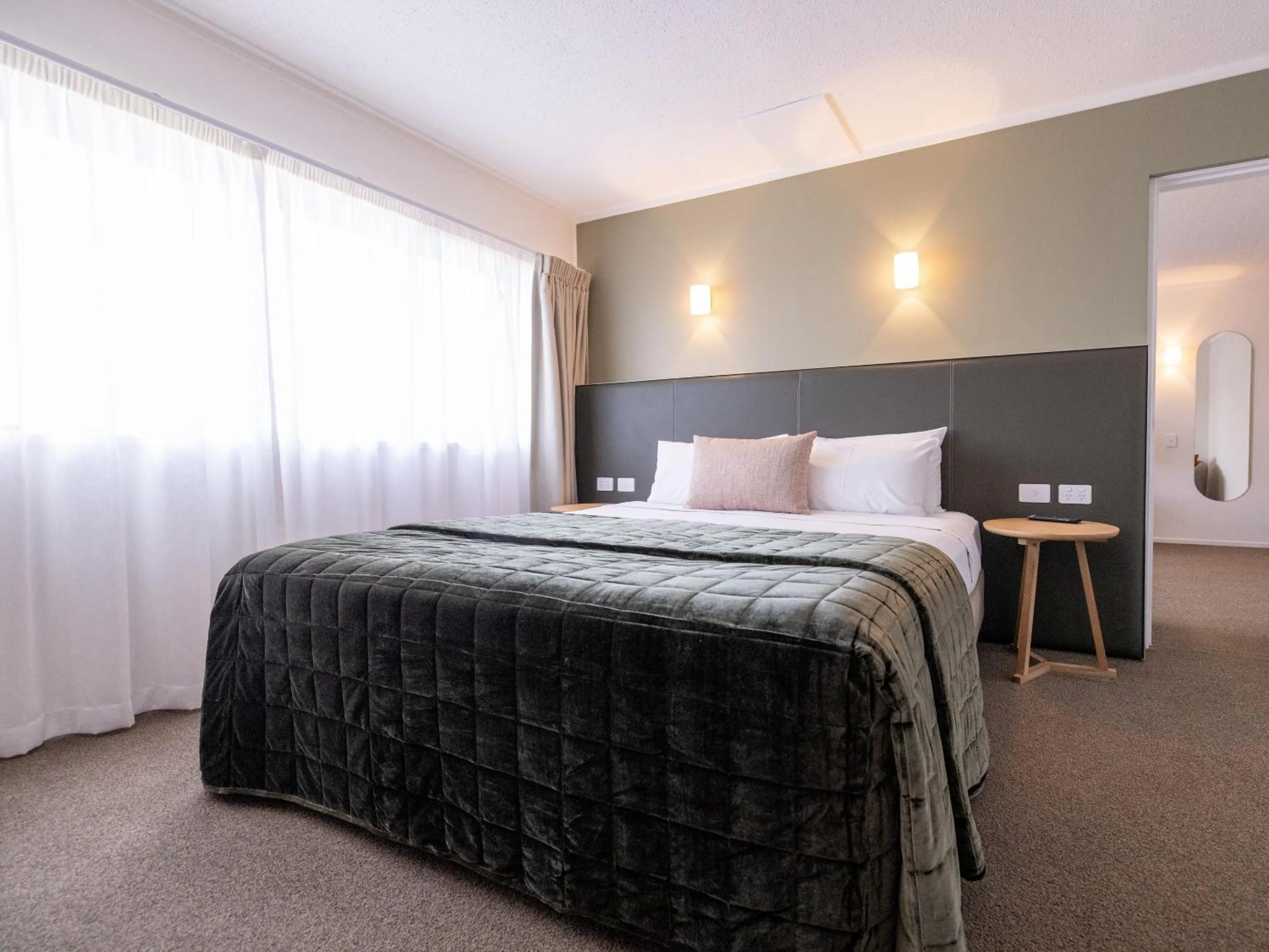 Superior King with Lounge in Auckland Rose Park Hotel