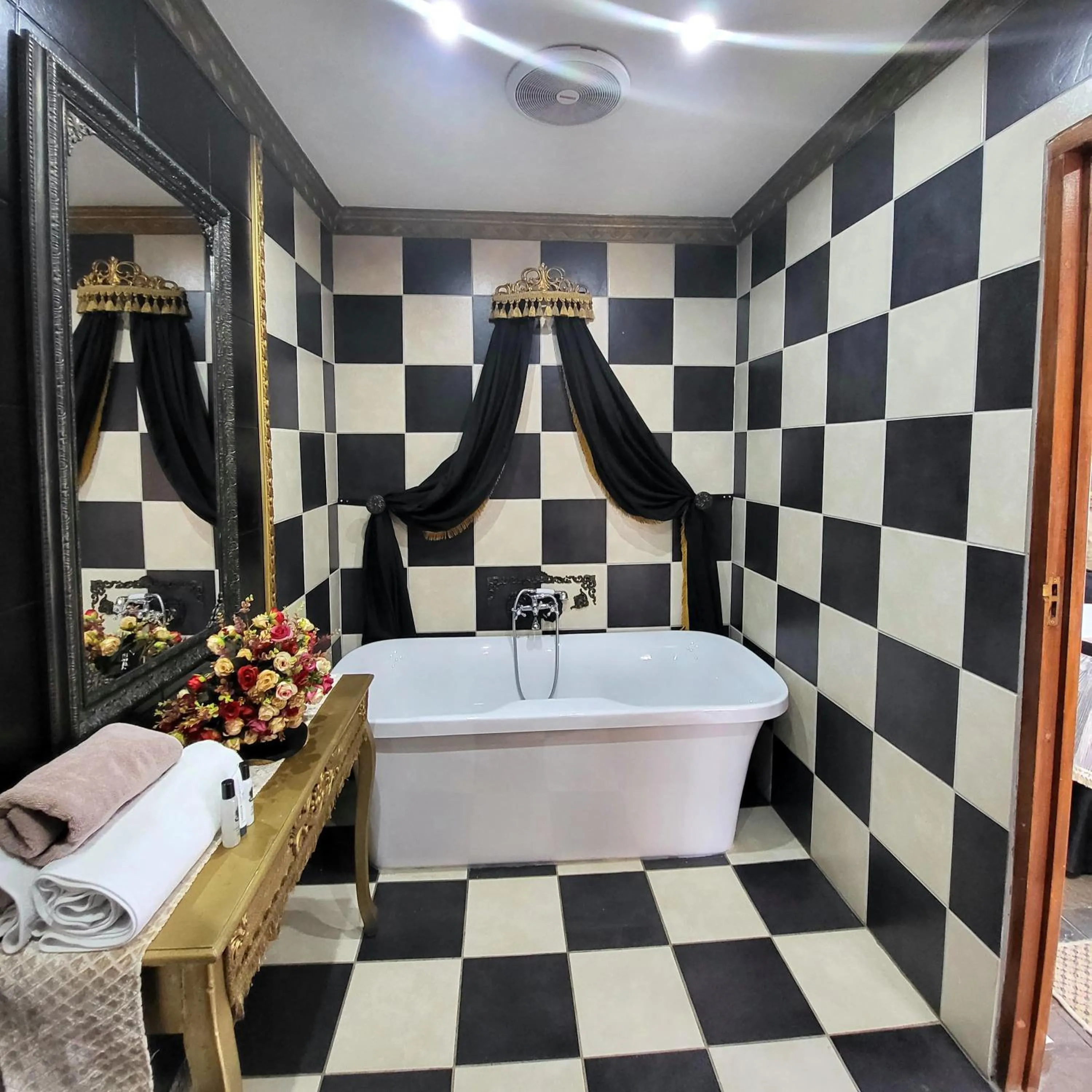 Bath, Bed in Excalibur Boutique Hotel