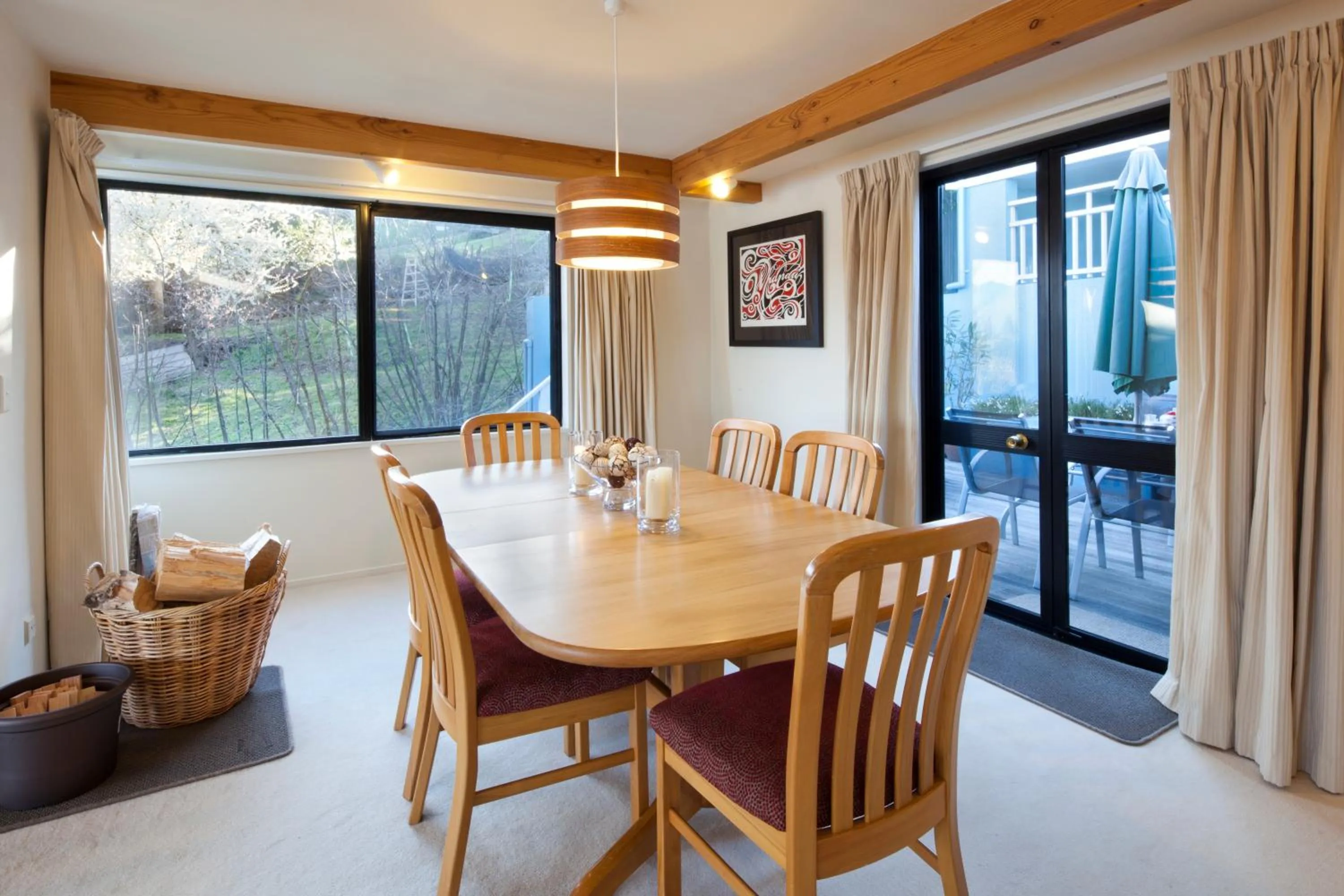 Dining area in Spinnaker Bay Apartments