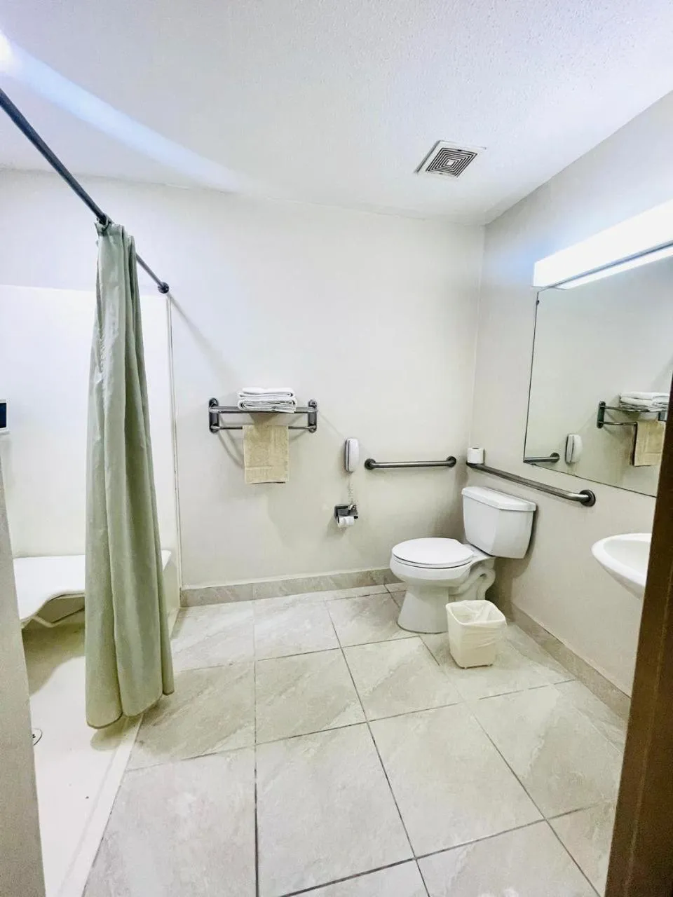 Shower in Metrotel Express