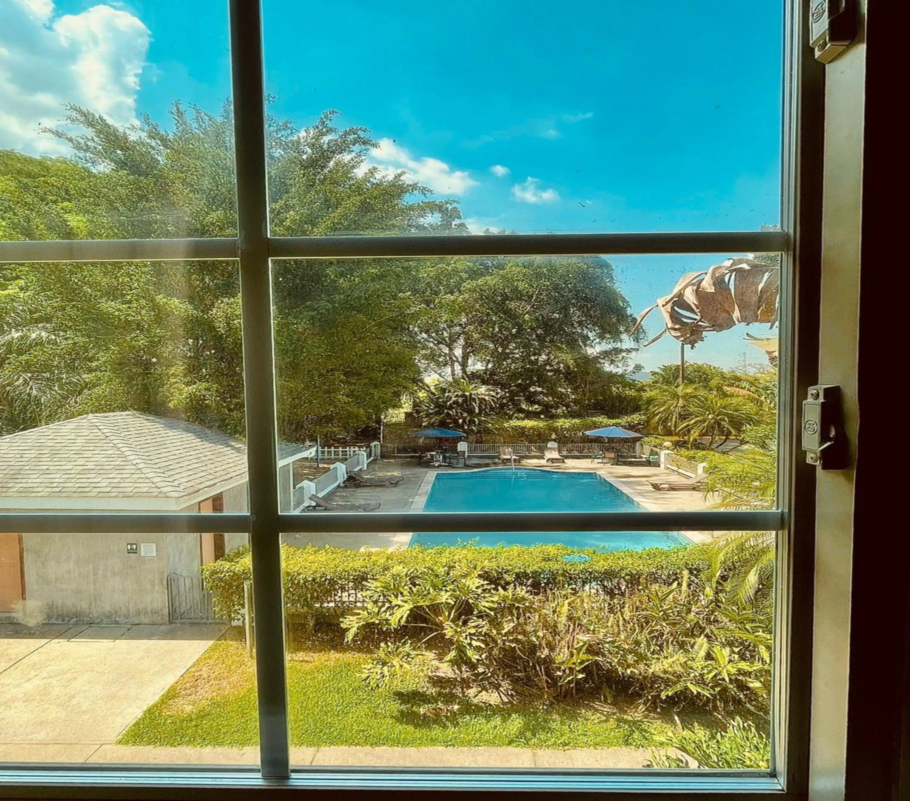 Swimming pool in Metrotel Express