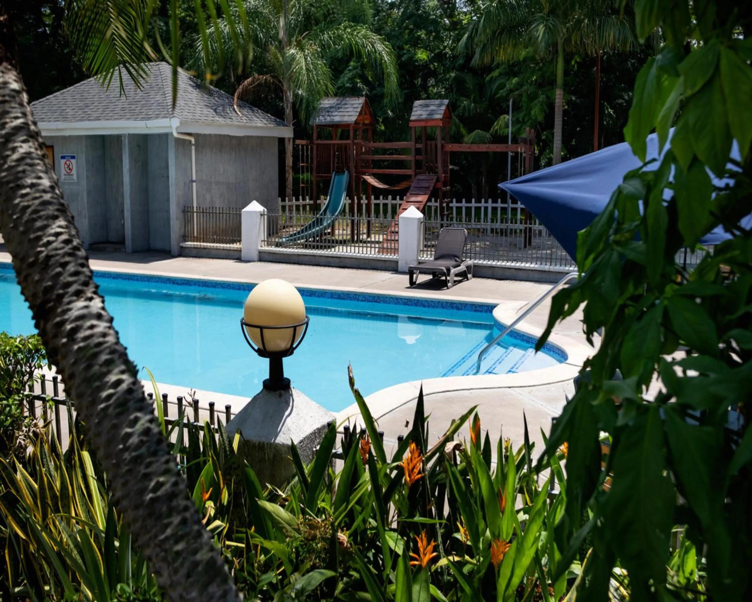 Swimming pool in Metrotel Express