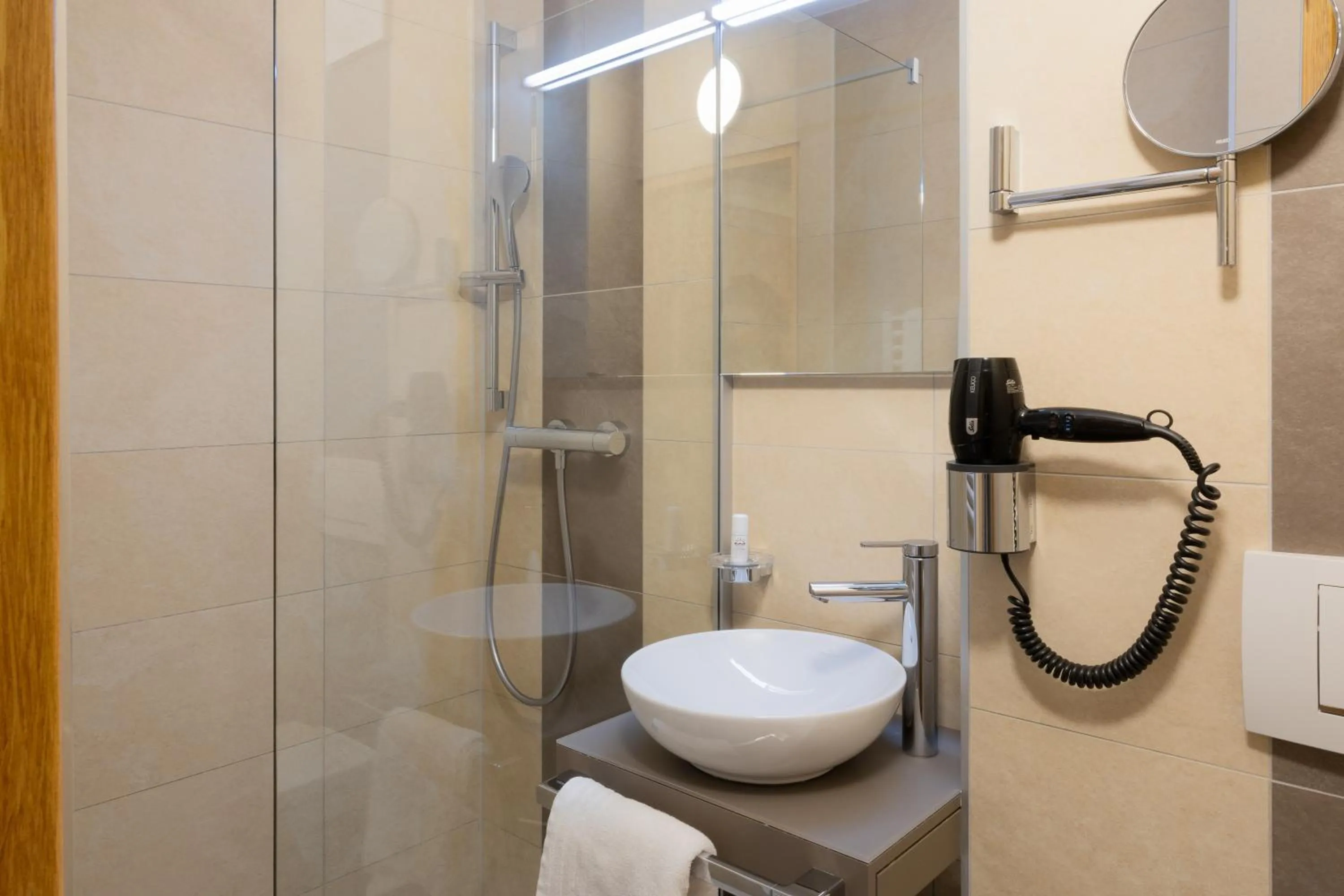 Shower in Hotel Kärnten