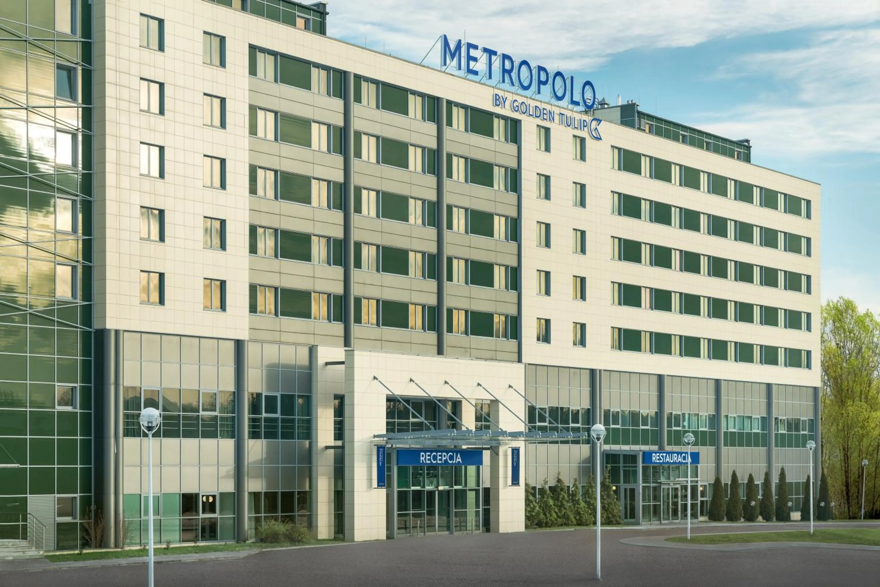 Facade/entrance in Metropolo by Golden Tulip Krakow