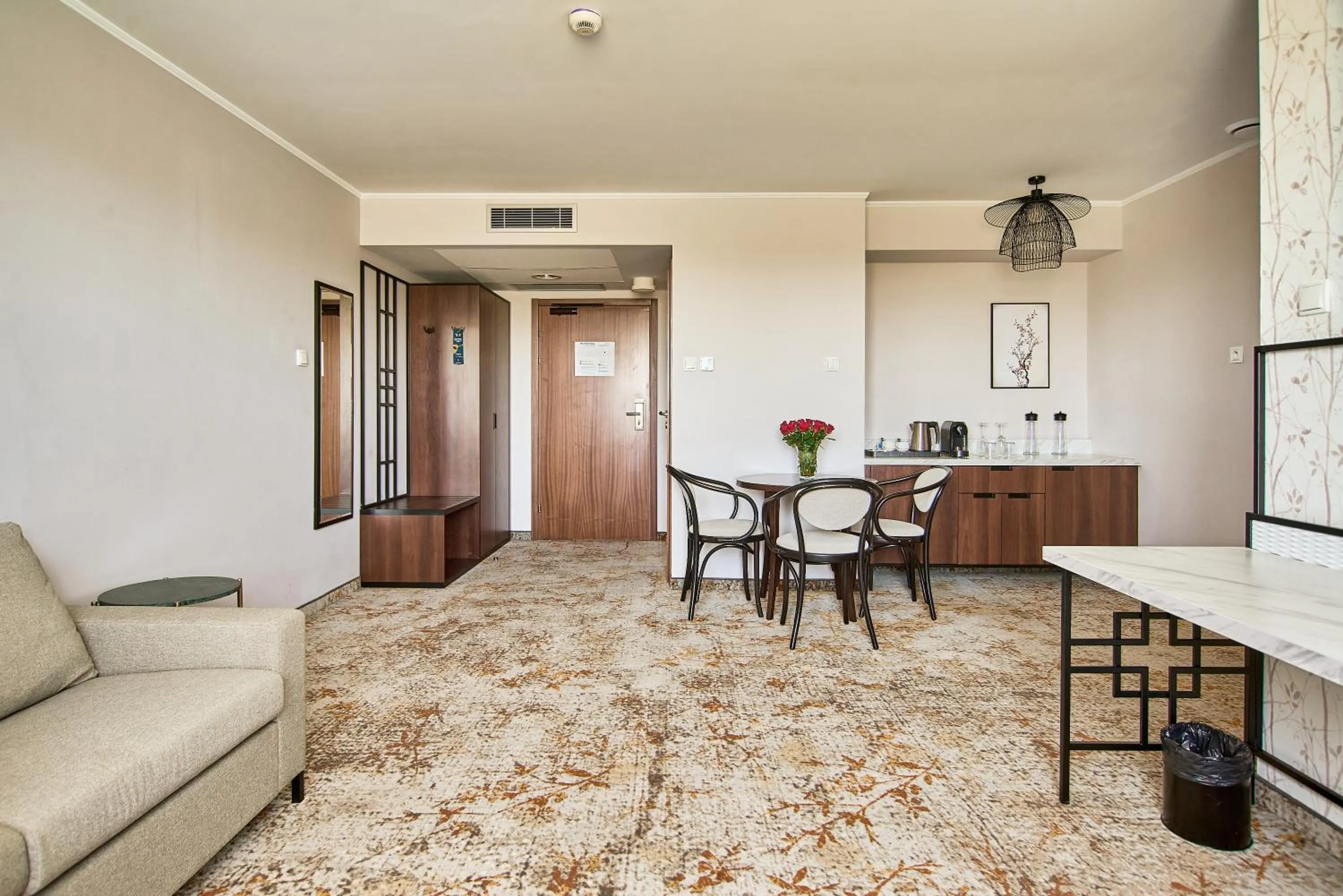 Living room in Metropolo by Golden Tulip Krakow