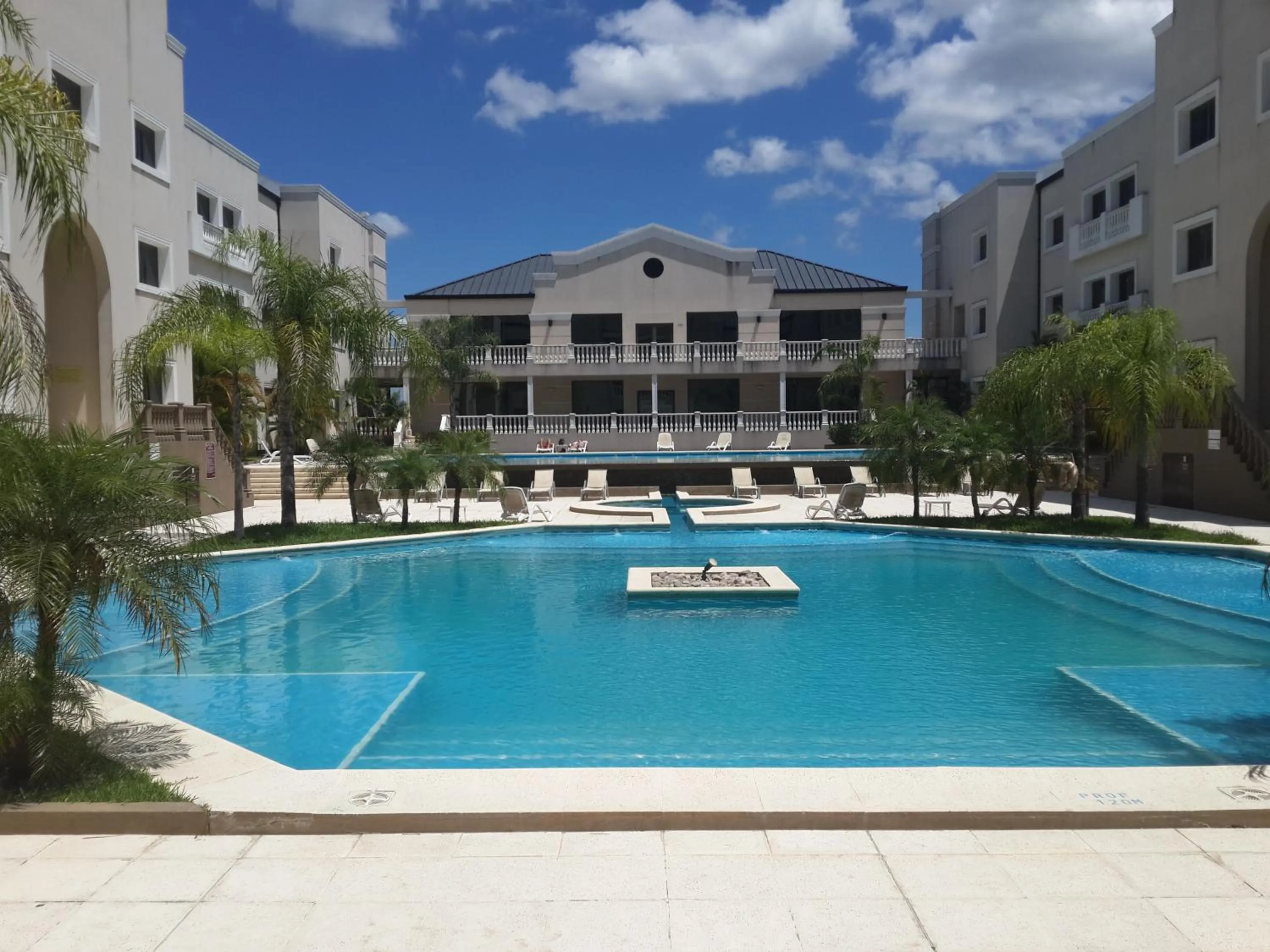 Swimming pool in Howard Johnson Hotel & Casino
