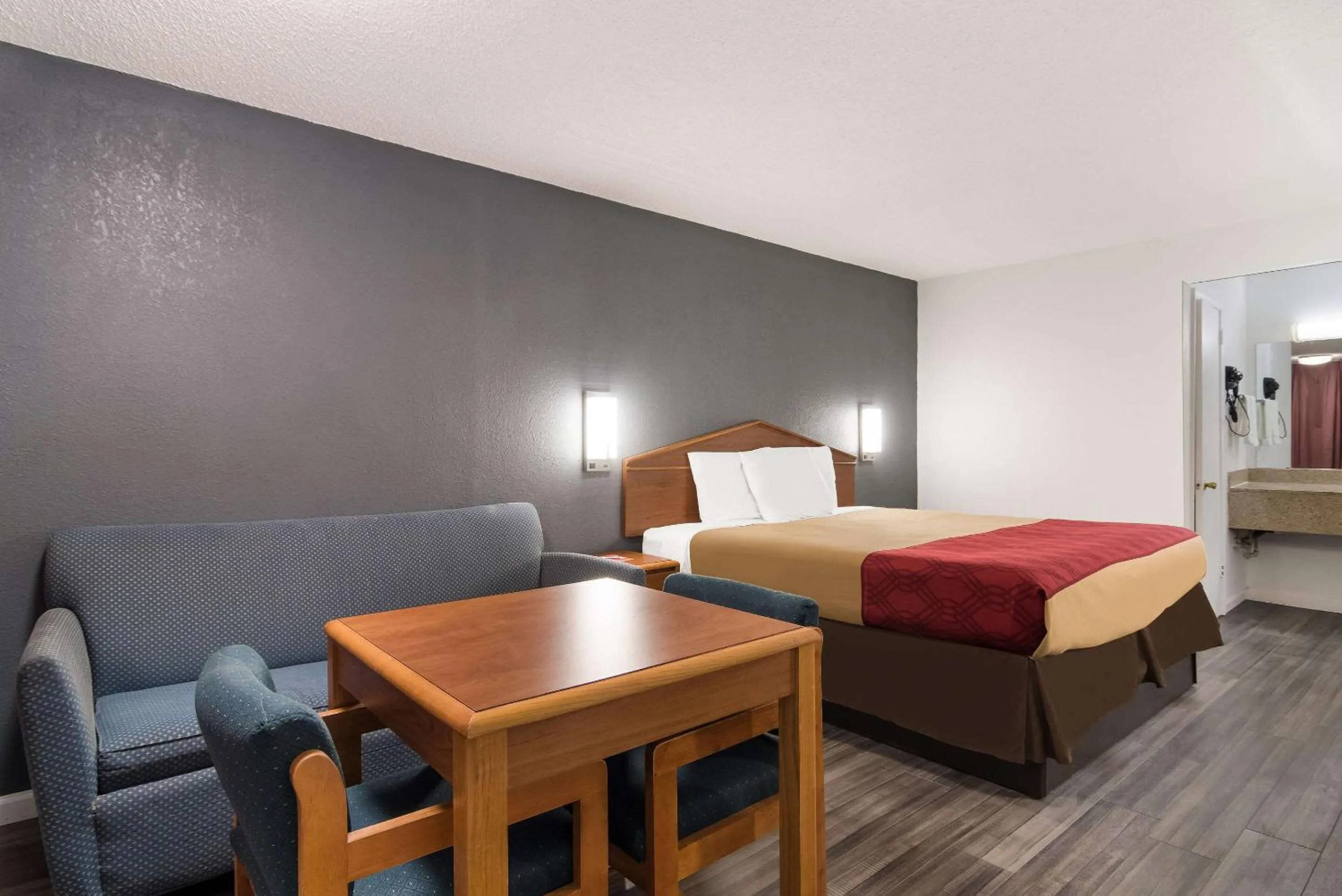 Bedroom, Bed in Econo Lodge Calhoun North Damascus