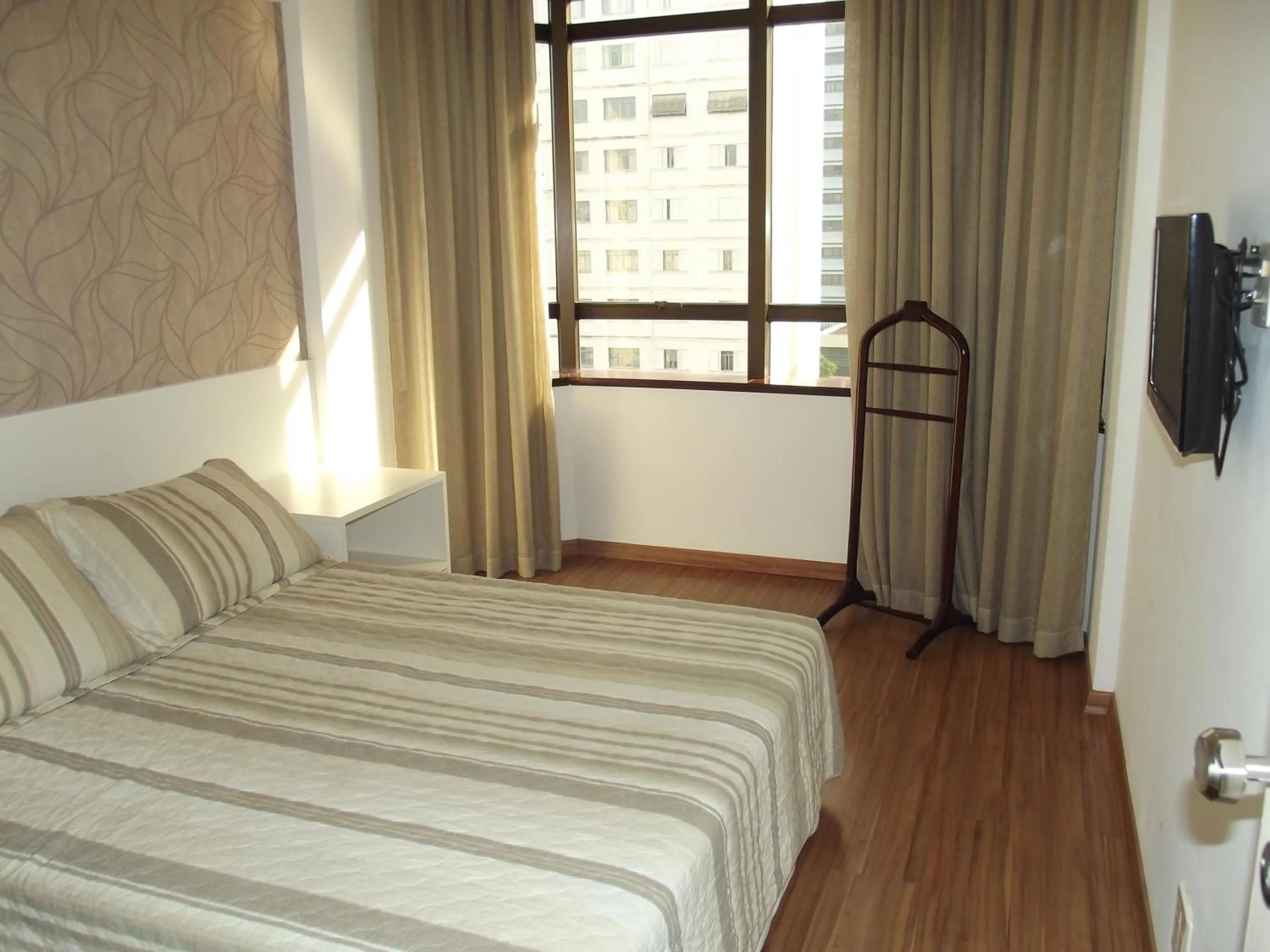 Bedroom, Bed in L'Hirondelle Flat Service