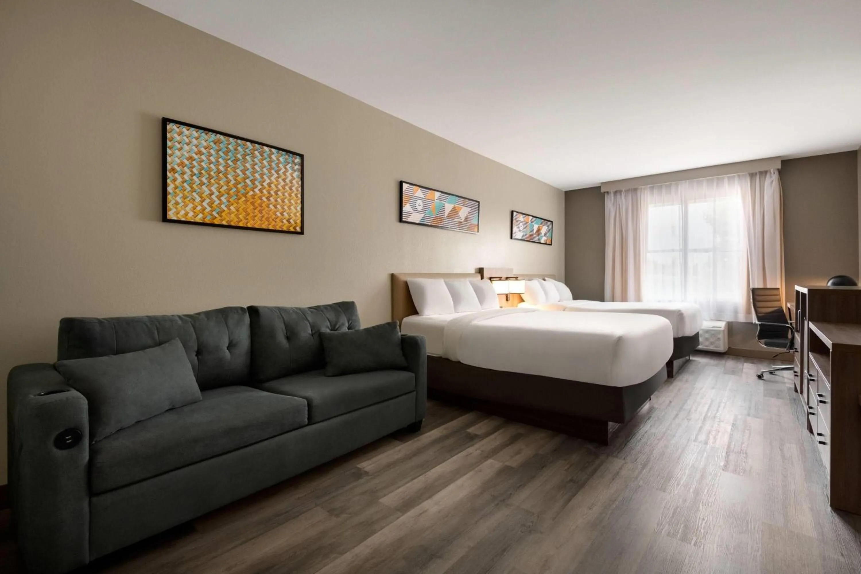 Photo of the whole room, Bed in La Quinta by Wyndham Montgomery