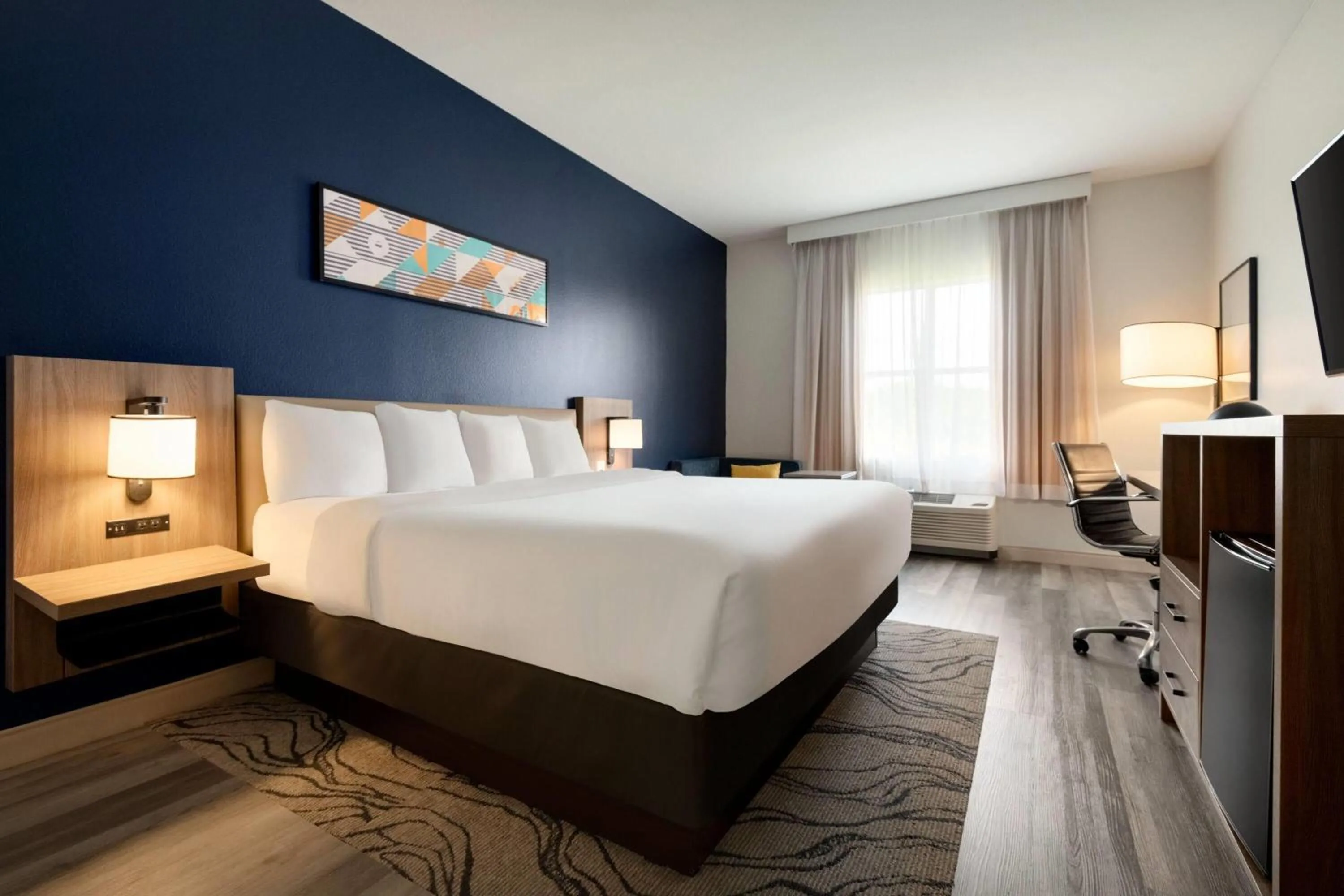 Photo of the whole room, Bed in La Quinta by Wyndham Montgomery