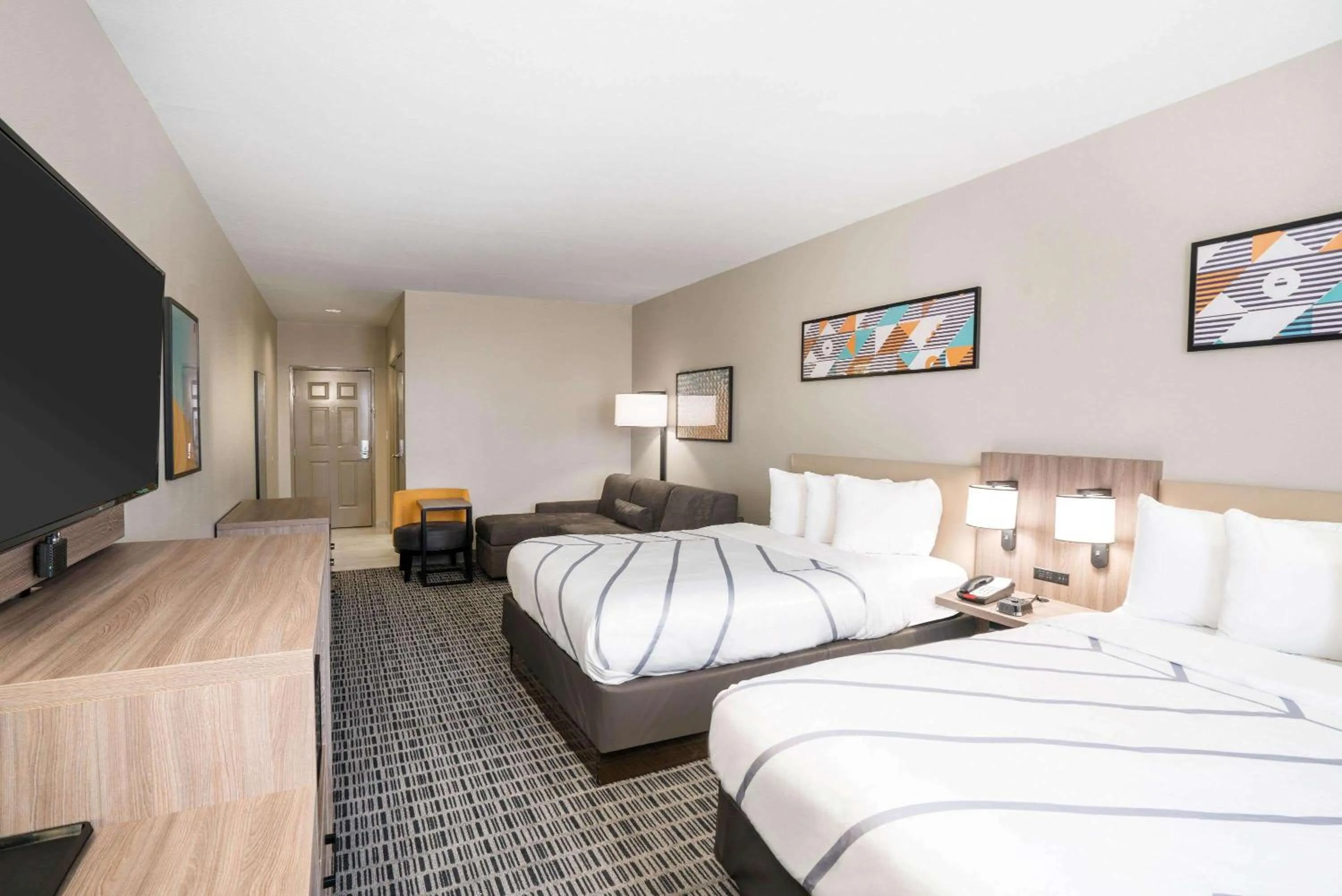 Photo of the whole room, Bed in La Quinta by Wyndham Montgomery