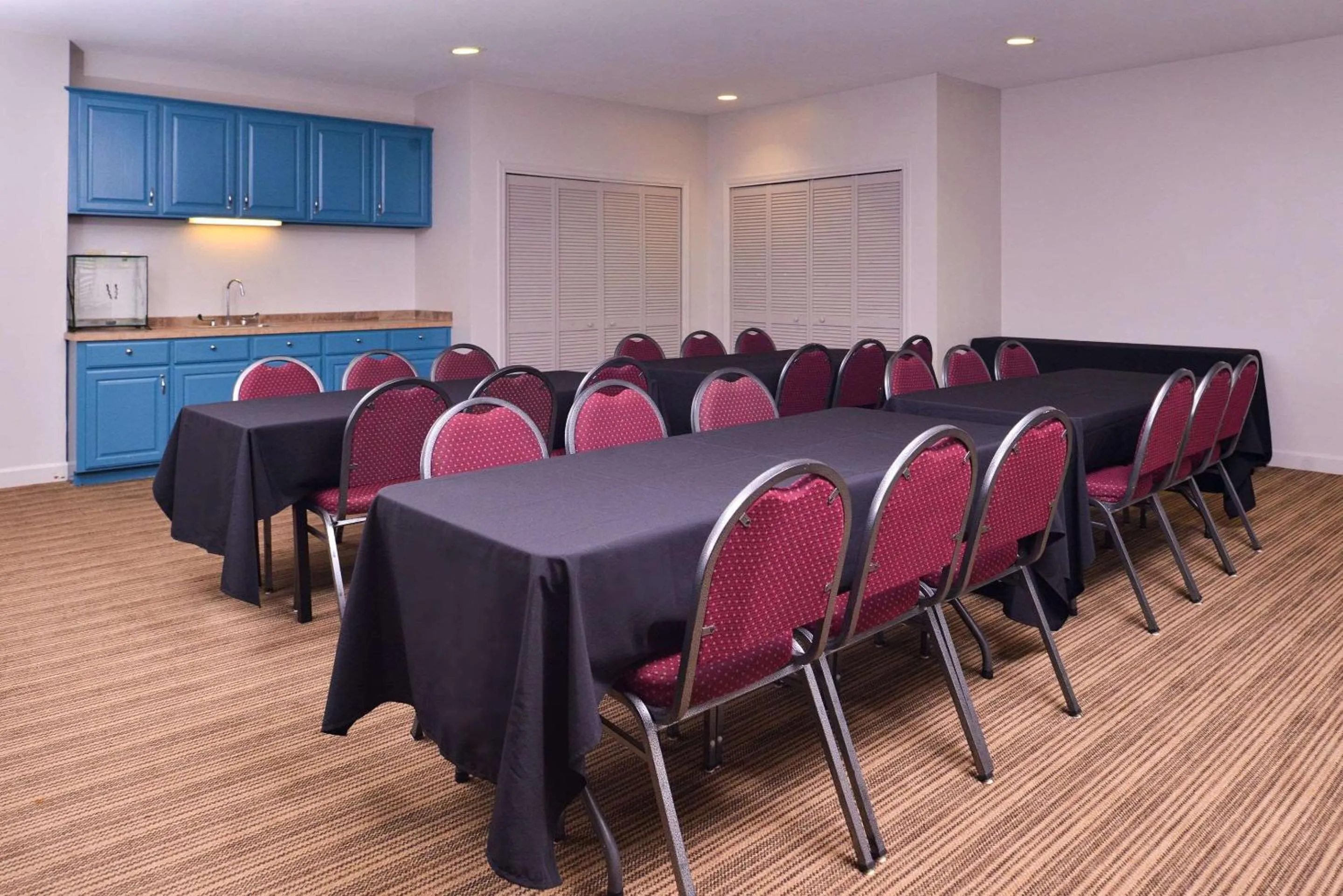 Meeting/conference room in Country Inn & Suites by Radisson, Omaha Airport, IA