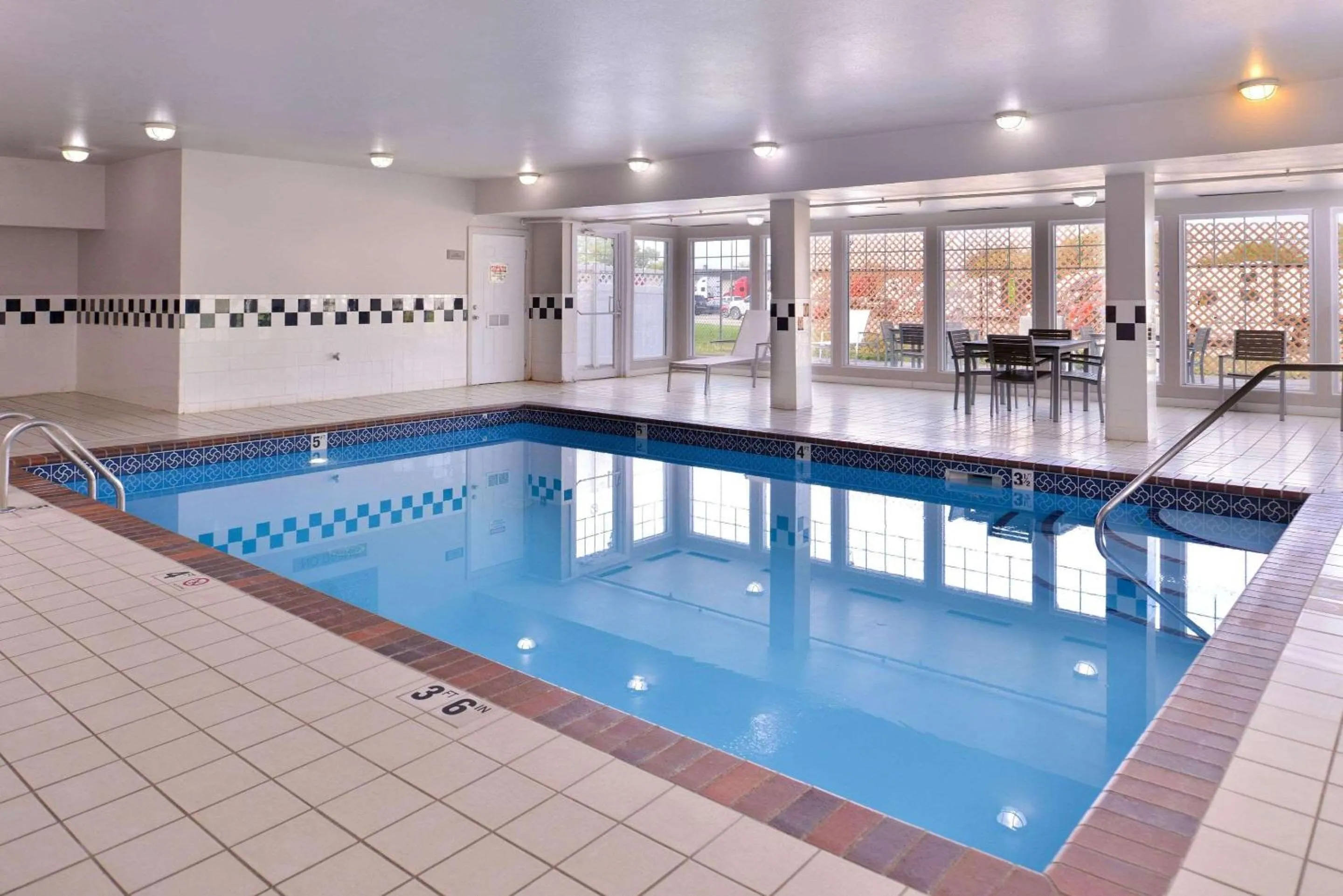 Swimming pool in Country Inn & Suites by Radisson, Omaha Airport, IA