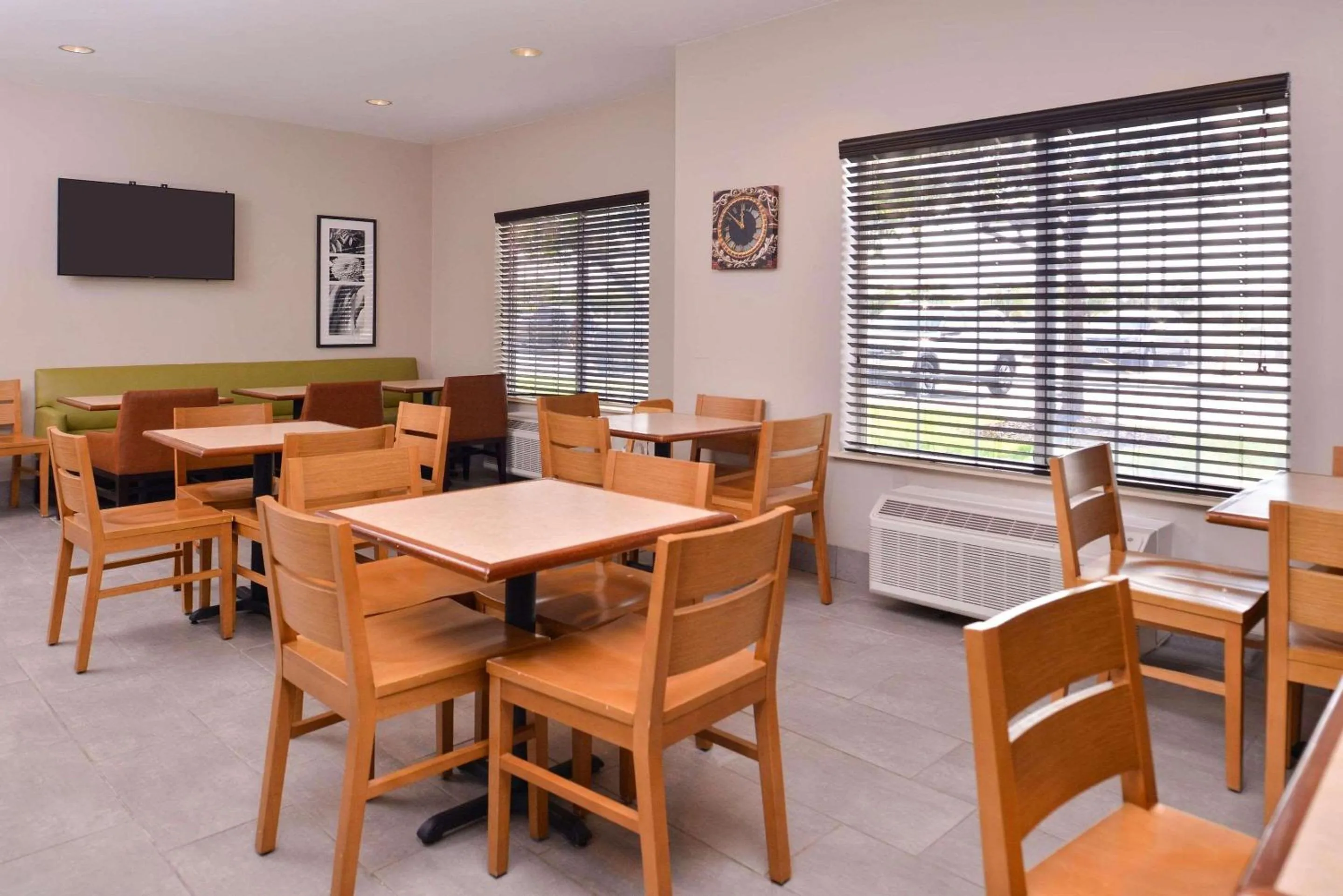 Breakfast in Country Inn & Suites by Radisson, Omaha Airport, IA